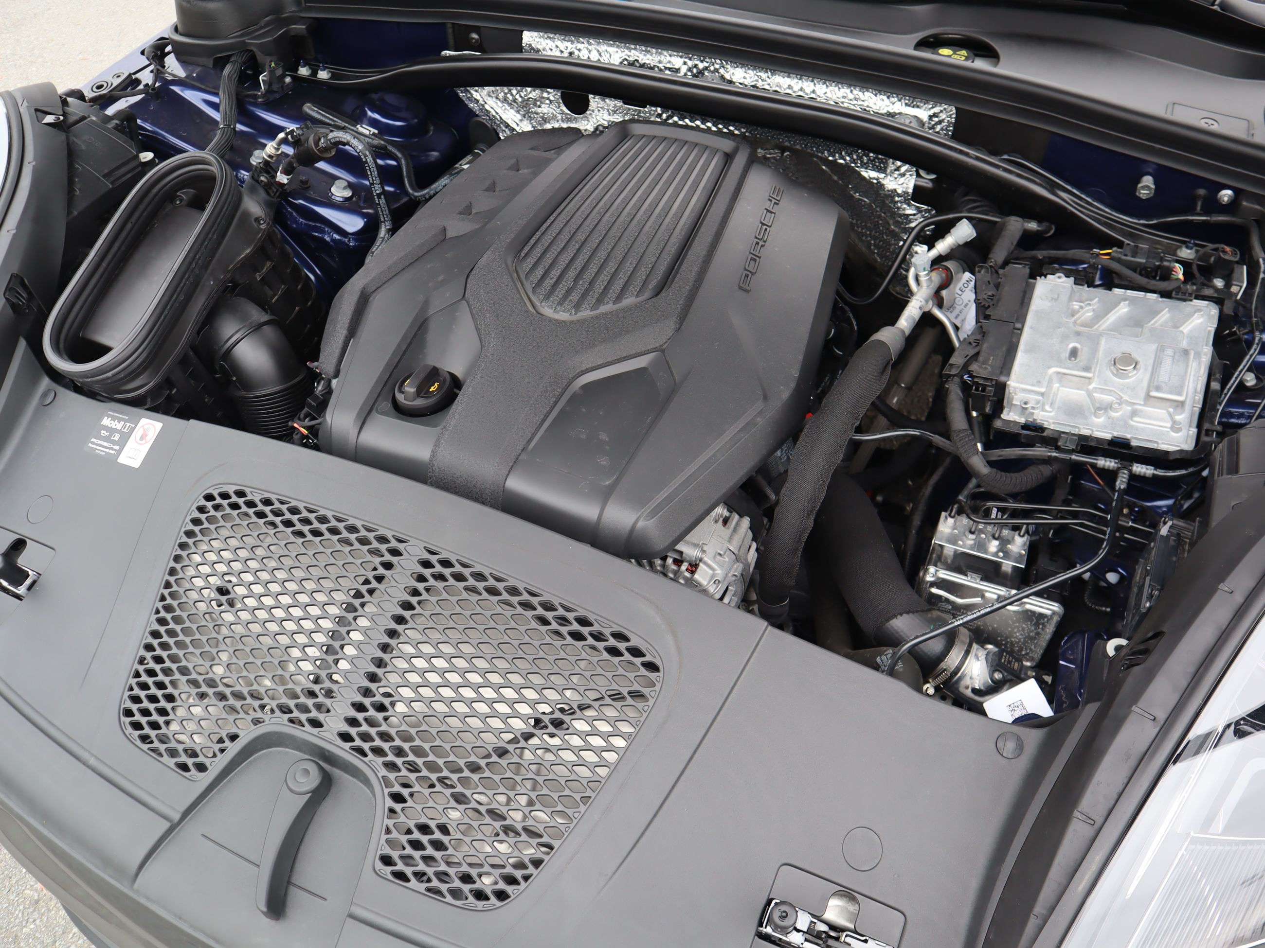 2025 Porsche Macan in Vancouver, British Columbia
