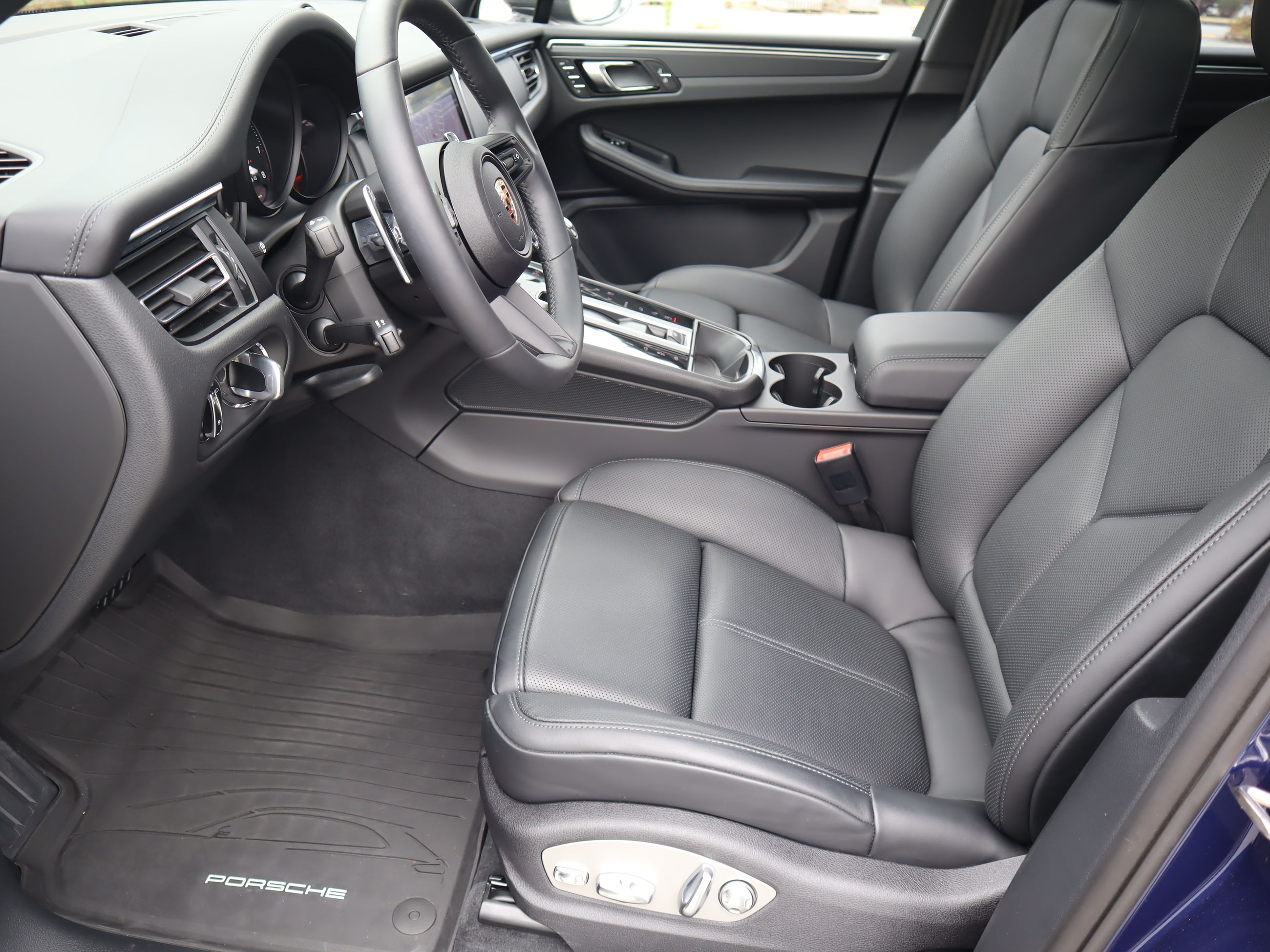 2025 Porsche Macan in Vancouver, British Columbia