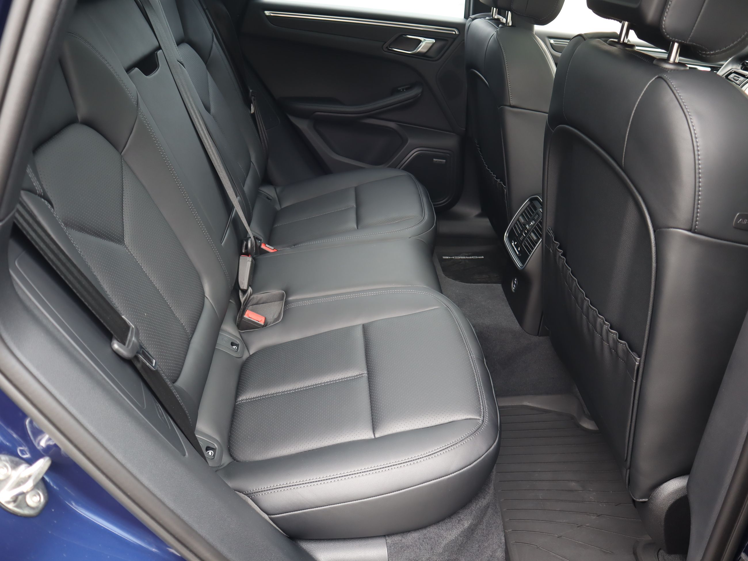 2025 Porsche Macan in Vancouver, British Columbia
