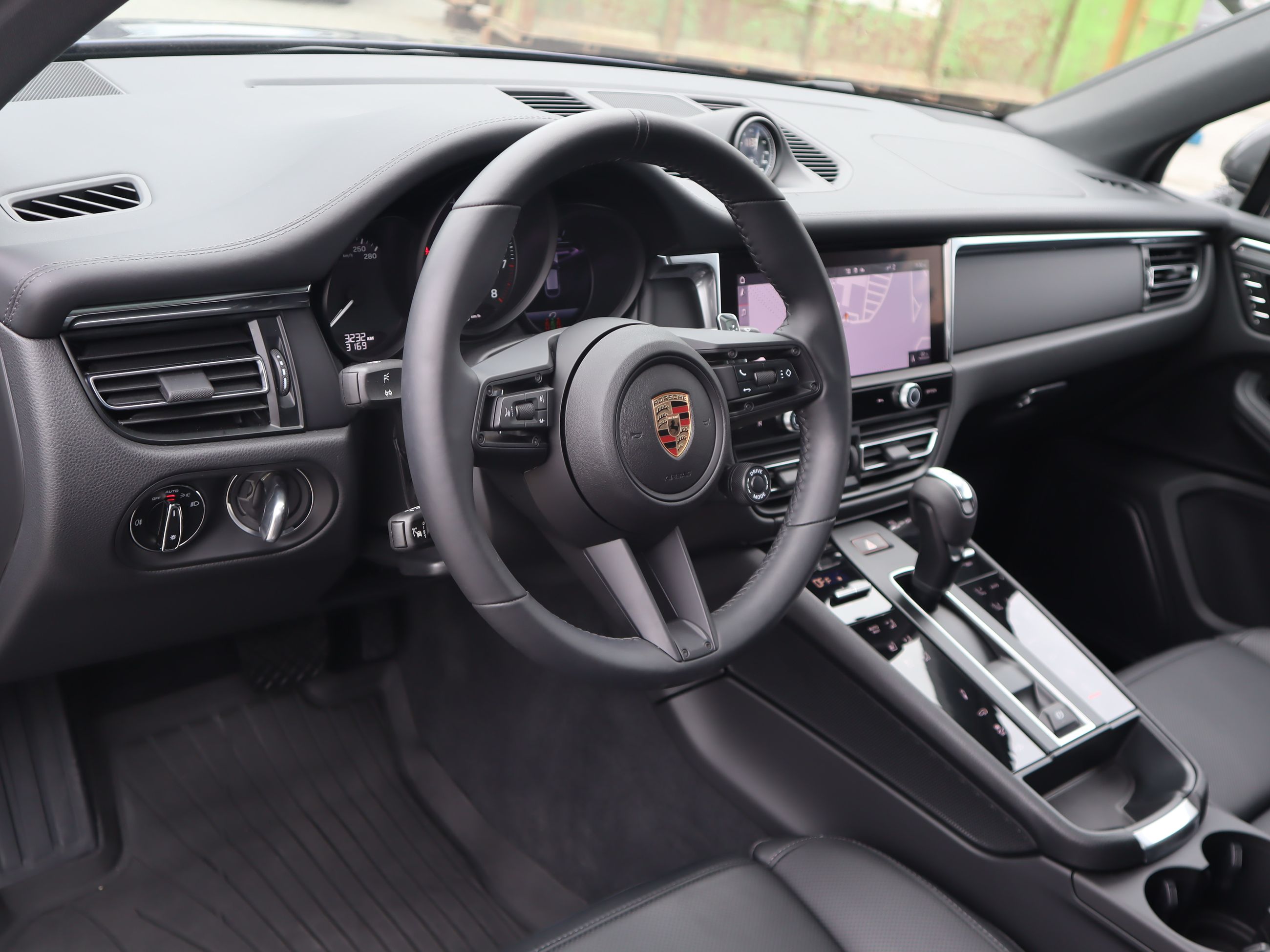 2025 Porsche Macan in Vancouver, British Columbia