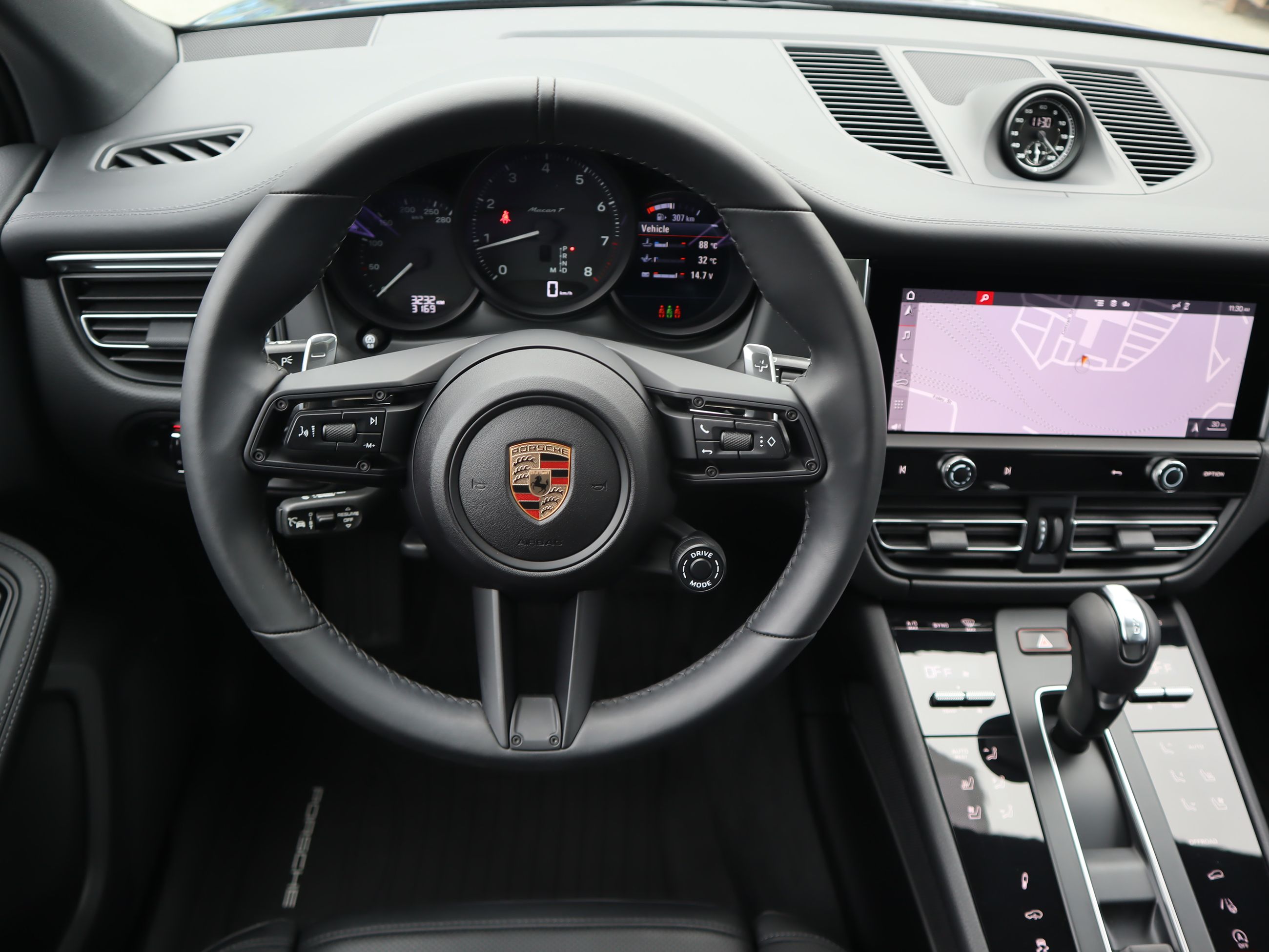 2025 Porsche Macan in Vancouver, British Columbia