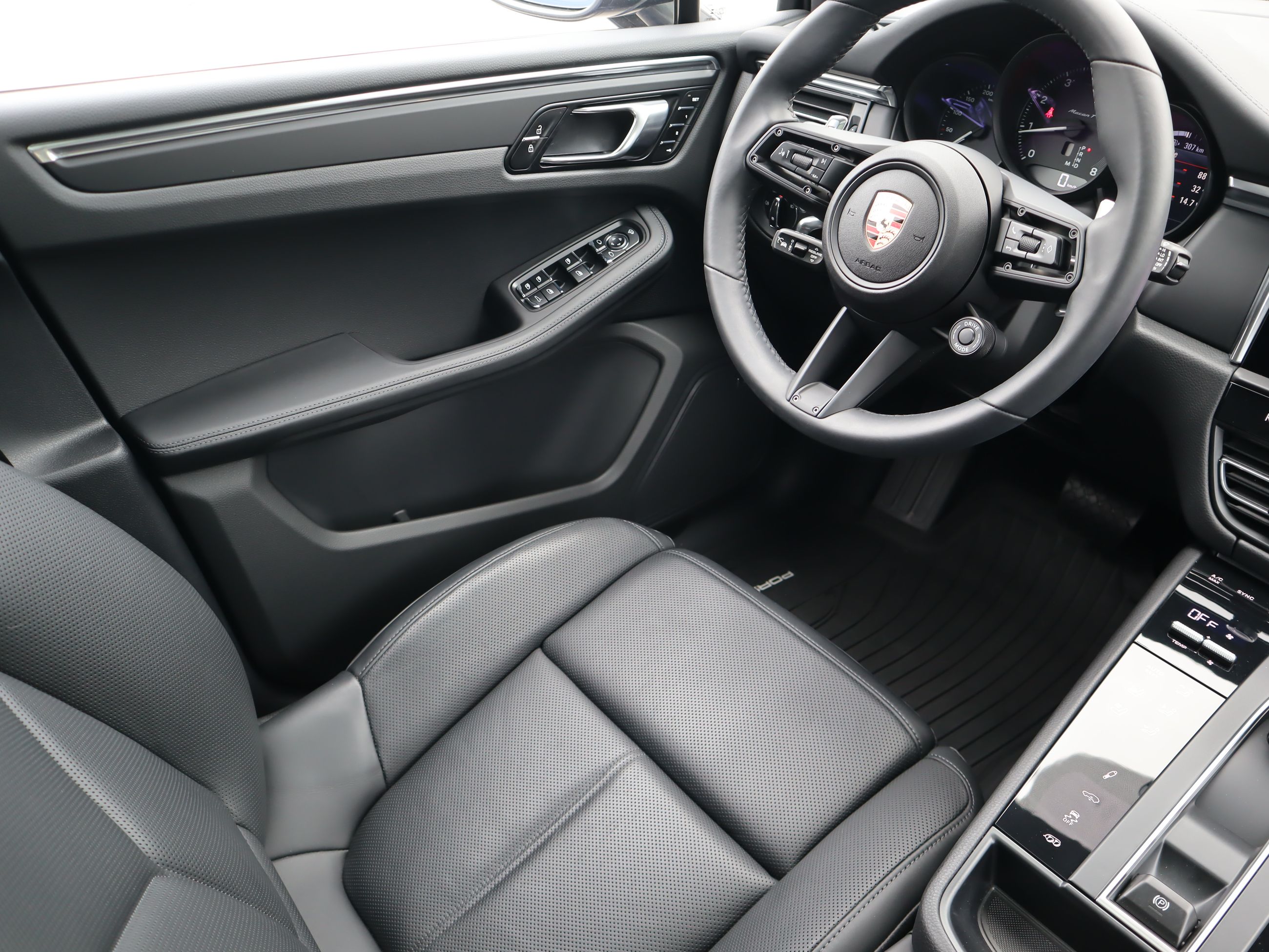 2025 Porsche Macan in Vancouver, British Columbia