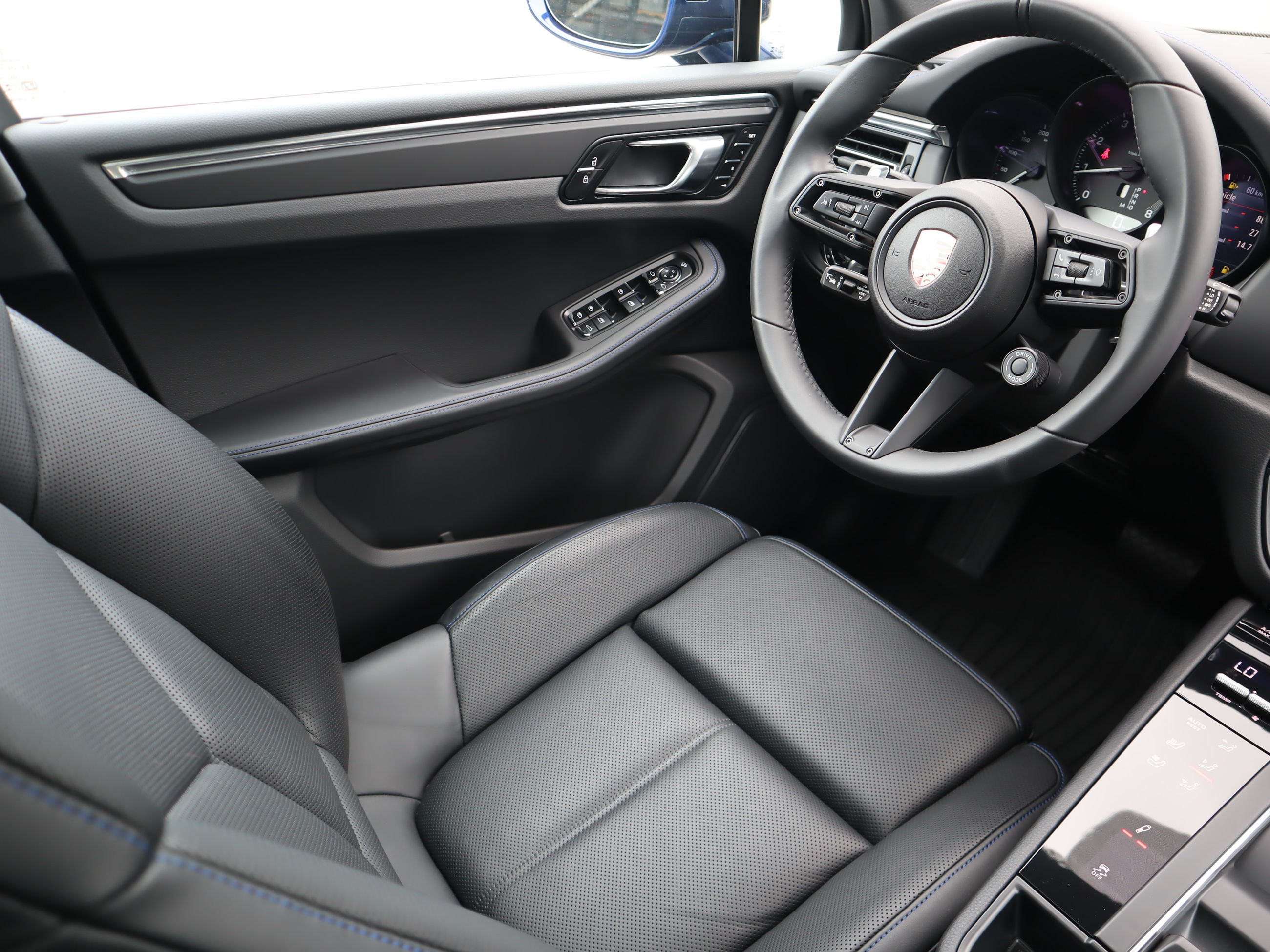 2025 Porsche Macan in Vancouver, British Columbia