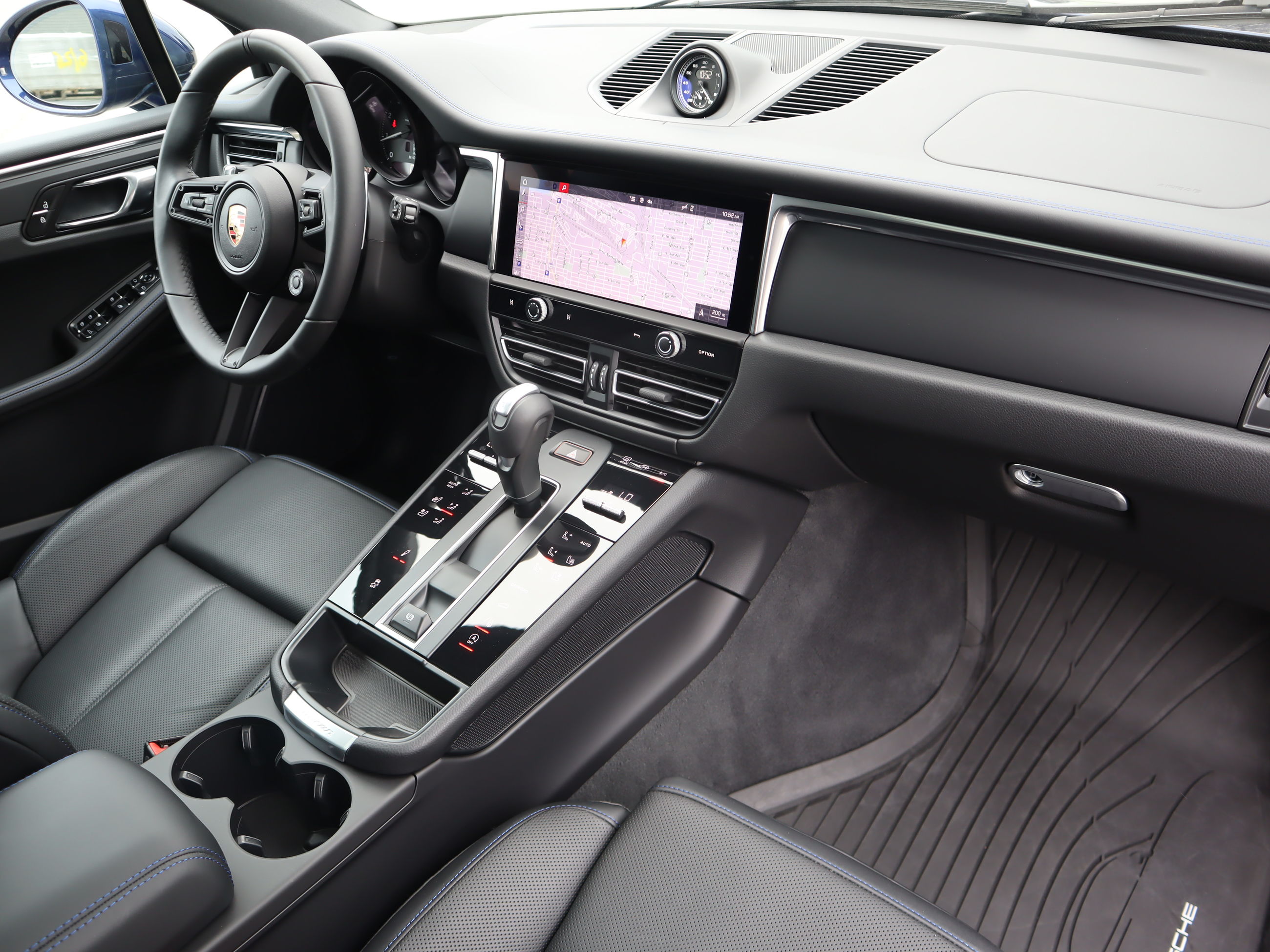 2025 Porsche Macan in Vancouver, British Columbia