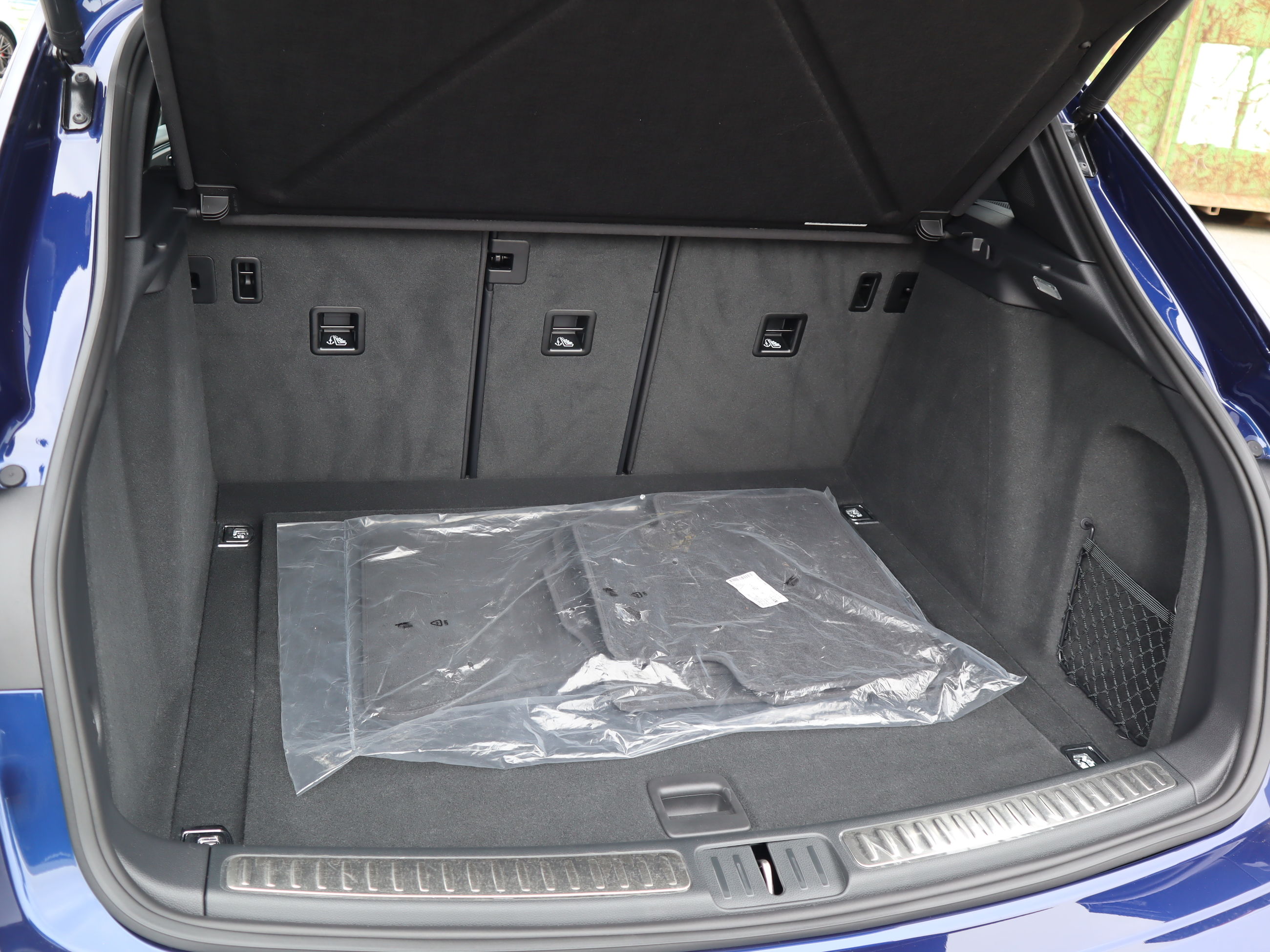 2025 Porsche Macan in Vancouver, British Columbia
