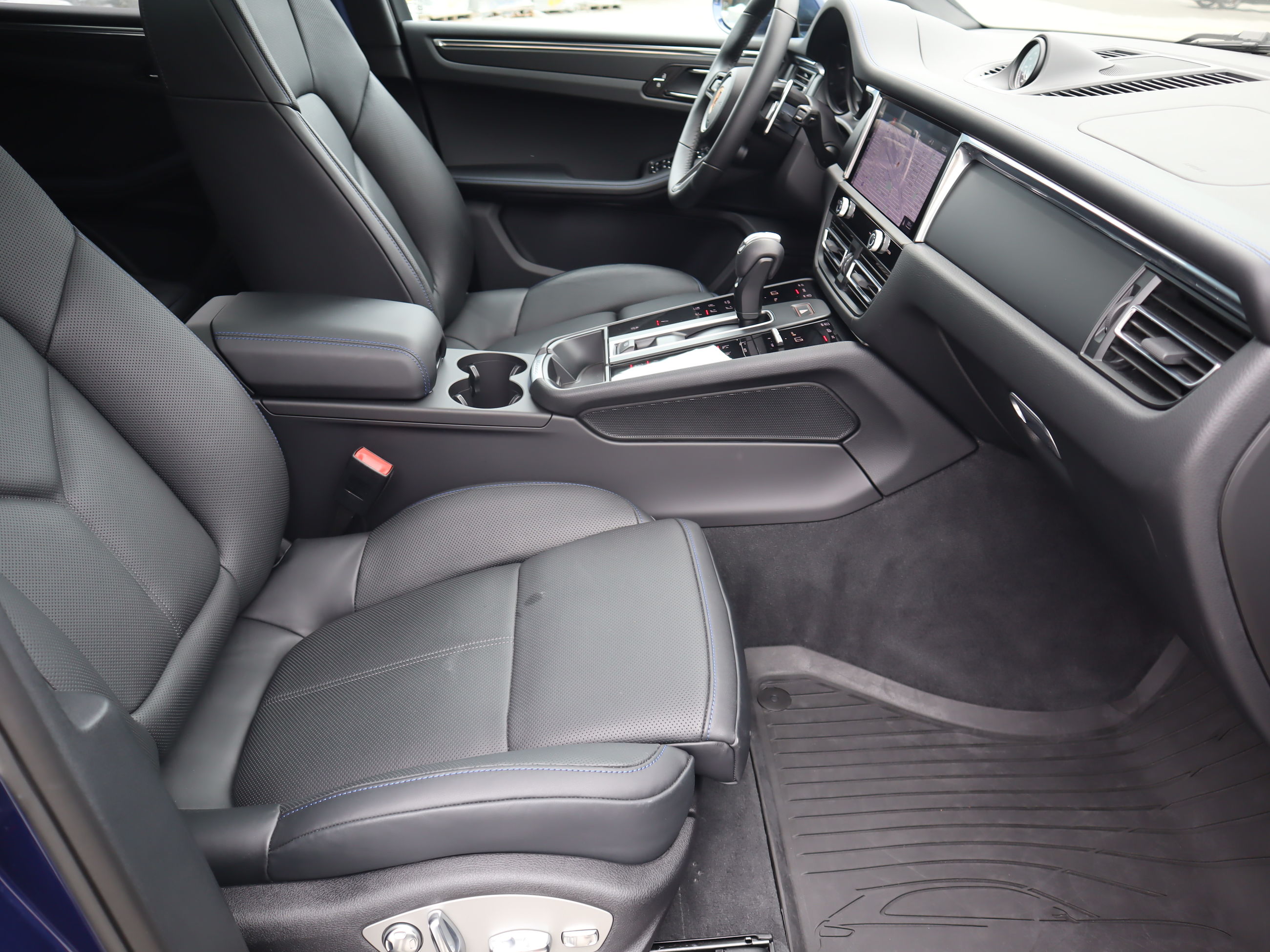 2025 Porsche Macan in Vancouver, British Columbia