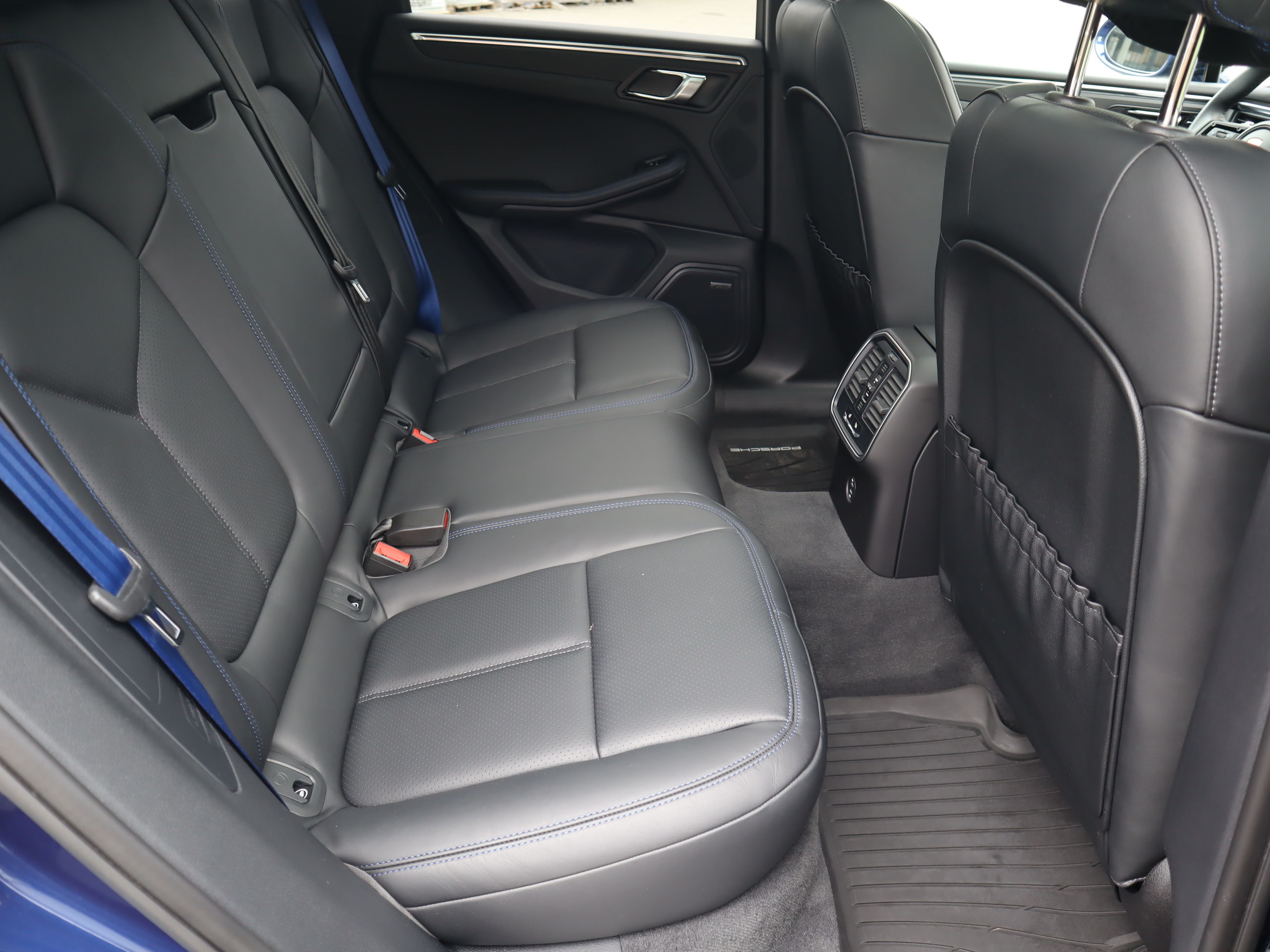 2025 Porsche Macan in Vancouver, British Columbia