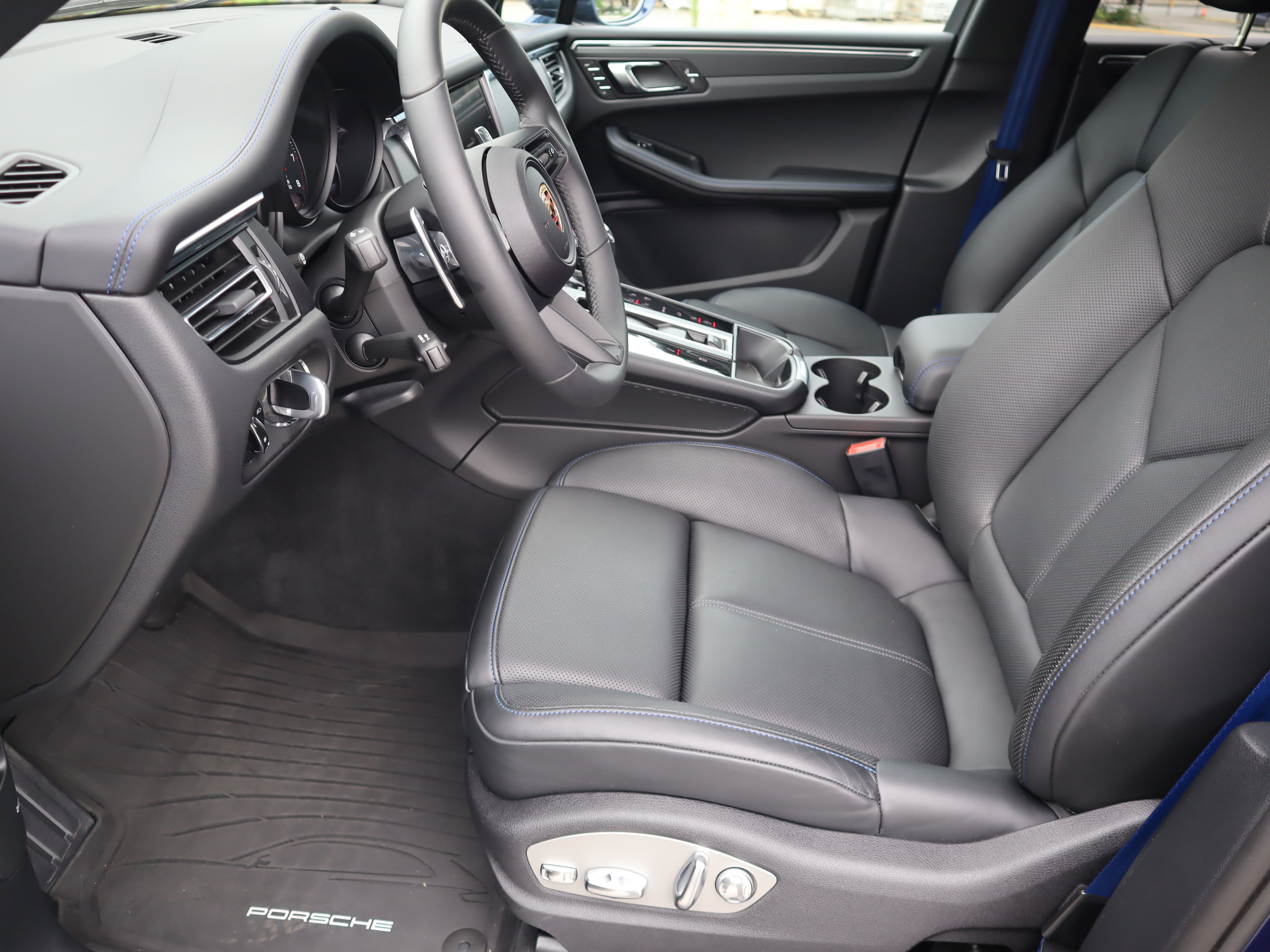 2025 Porsche Macan in Vancouver, British Columbia