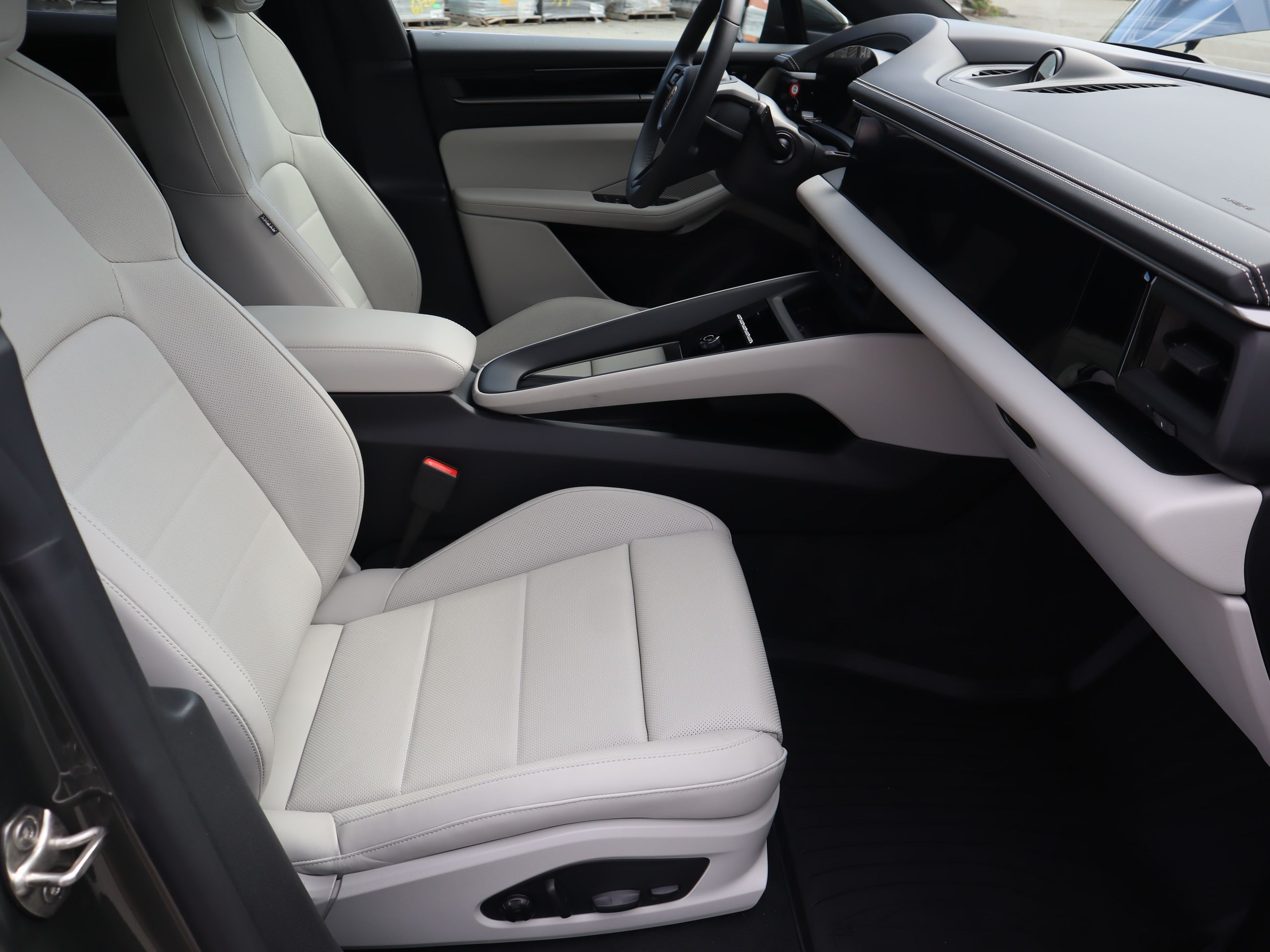 Porsche Macan  2025 à Vancouver, Colombie-Britannique
