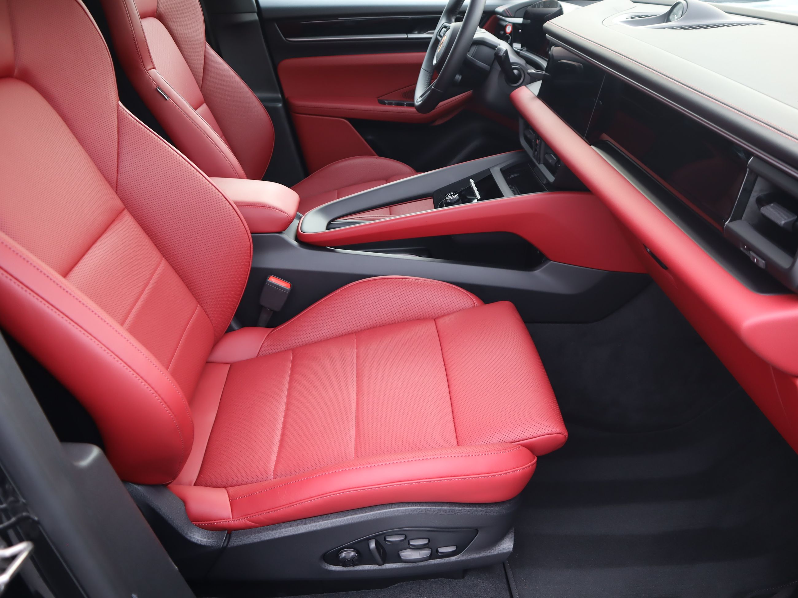 2025 Porsche Macan in Vancouver, British Columbia