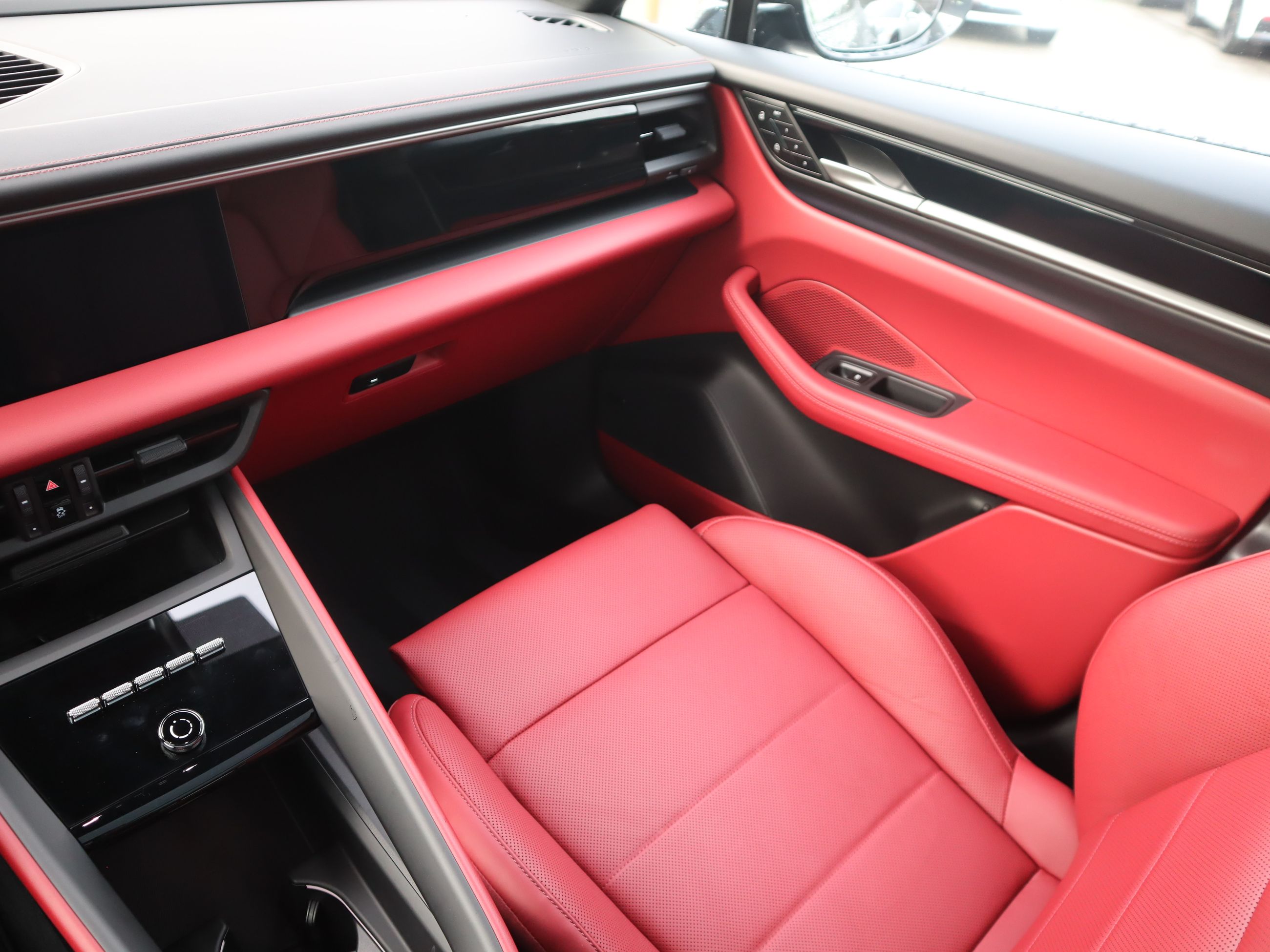 2025 Porsche Macan in Vancouver, British Columbia