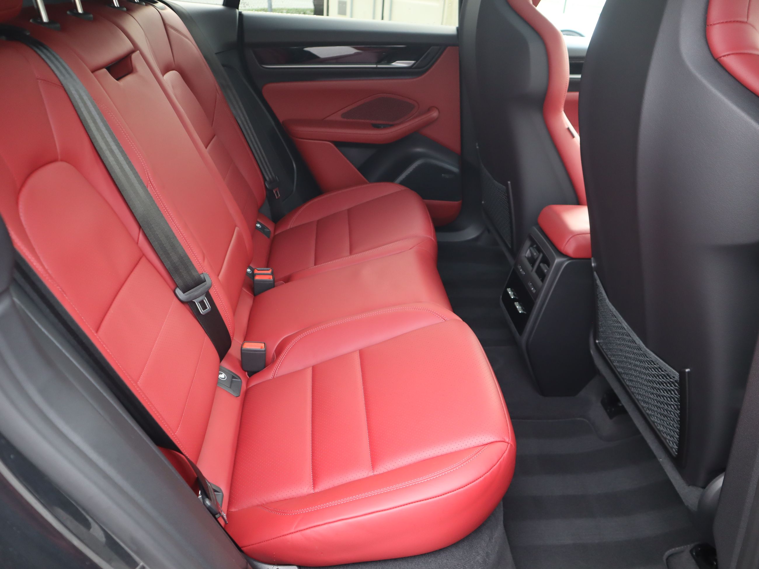 2025 Porsche Macan in Vancouver, British Columbia