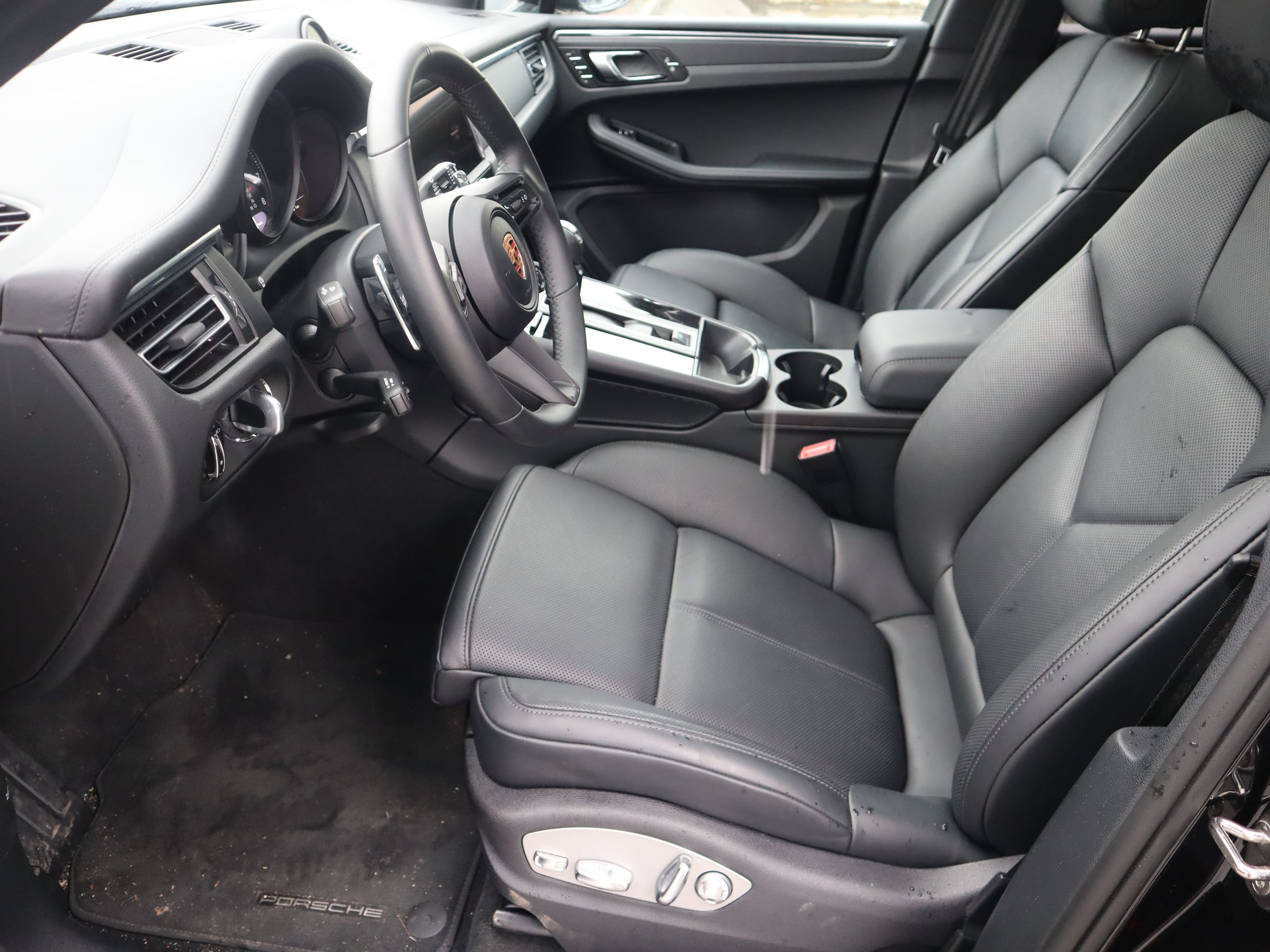 2025 Porsche Macan in Vancouver, British Columbia