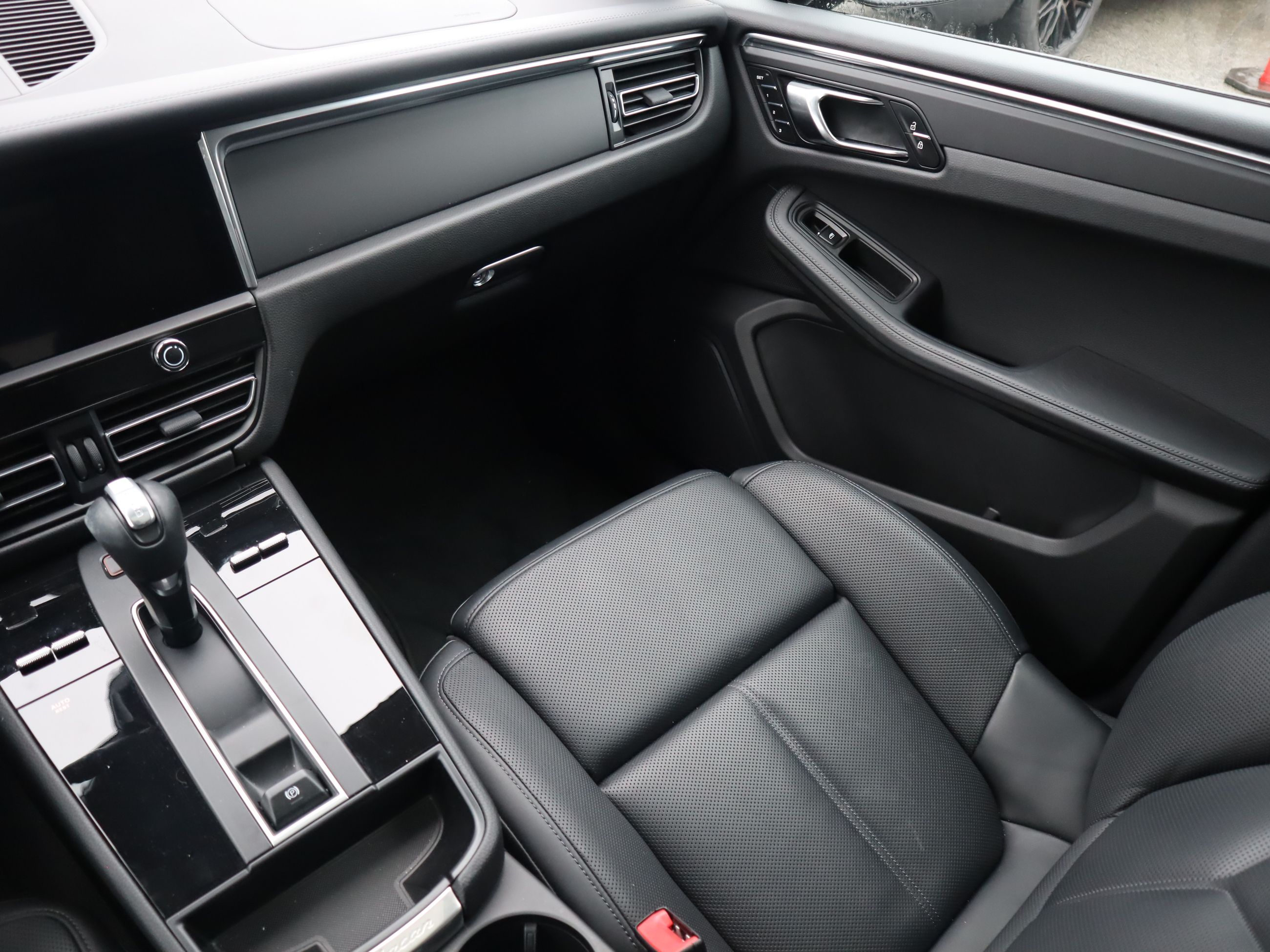 2025 Porsche Macan in Vancouver, British Columbia