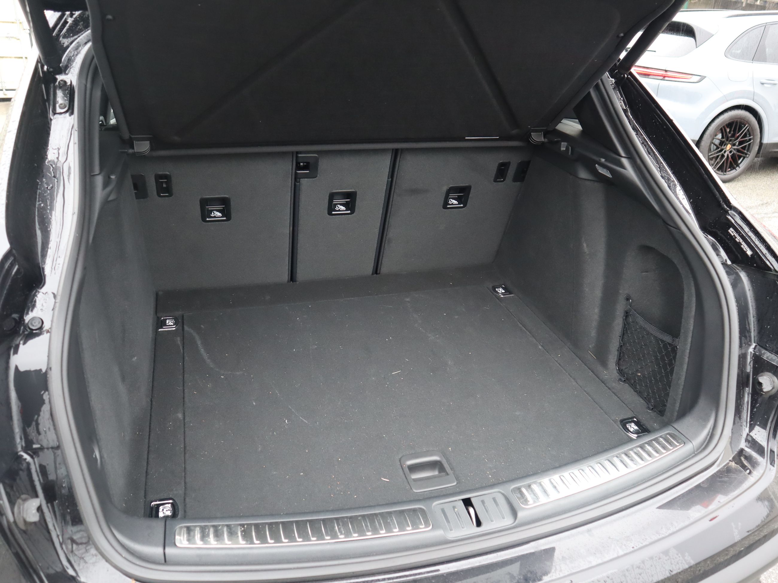 2025 Porsche Macan in Vancouver, British Columbia