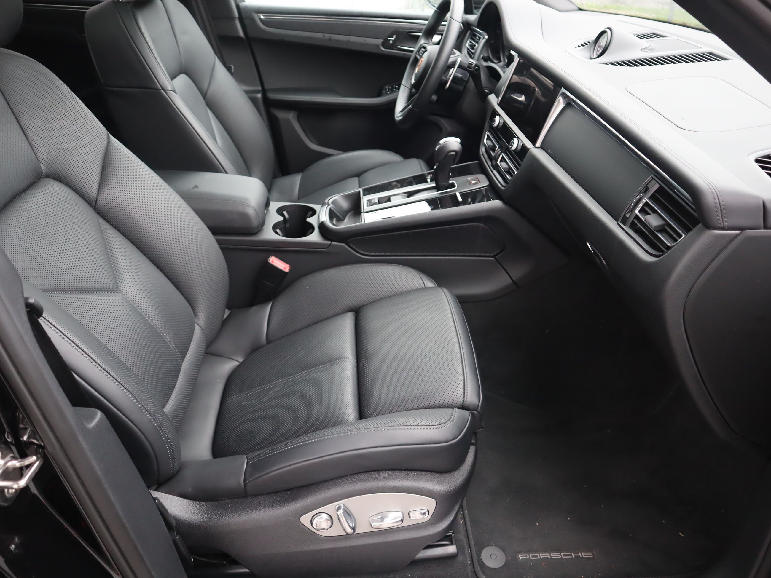 2025 Porsche Macan in Vancouver, British Columbia