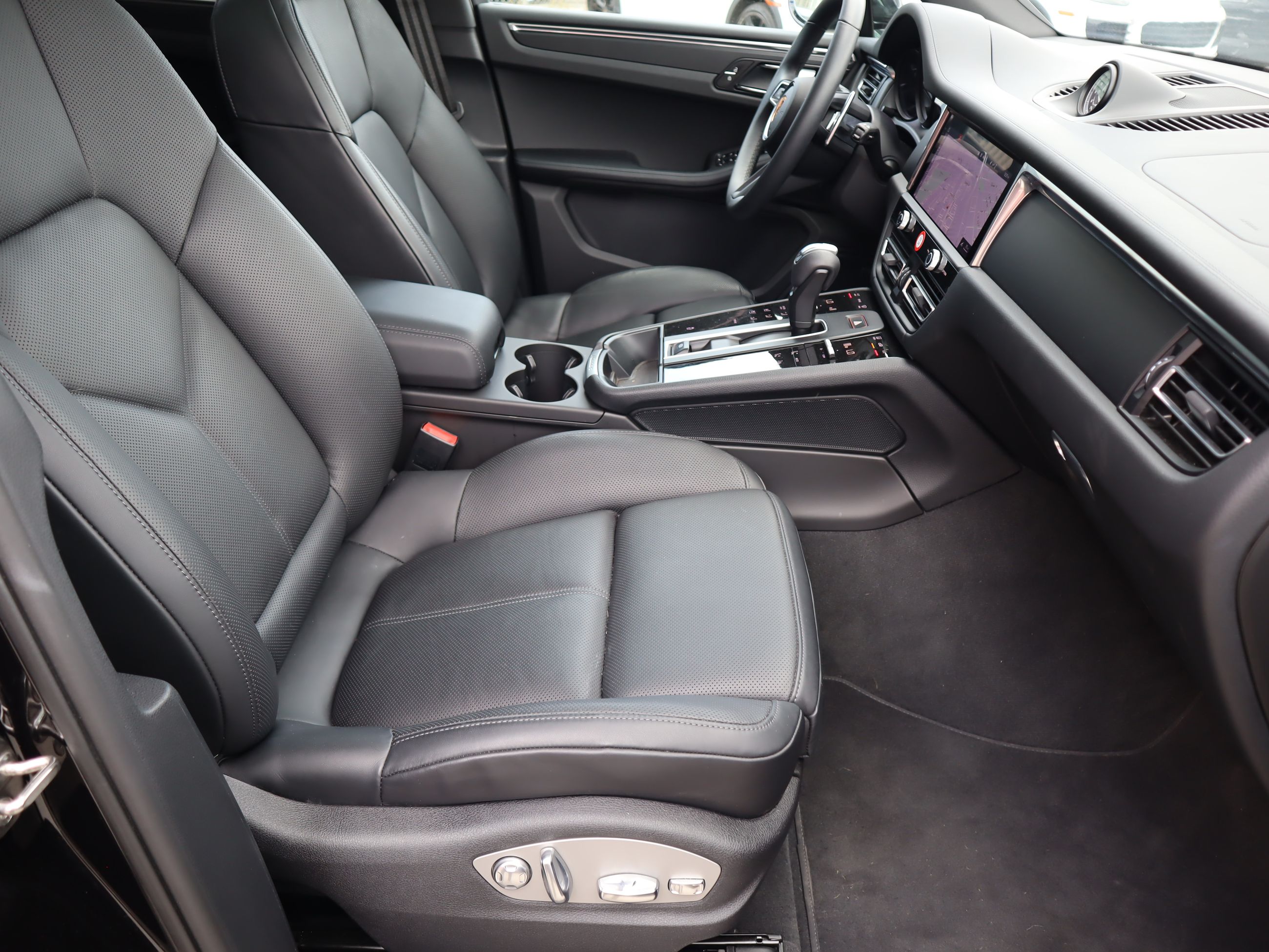 2025 Porsche Macan in Vancouver, British Columbia