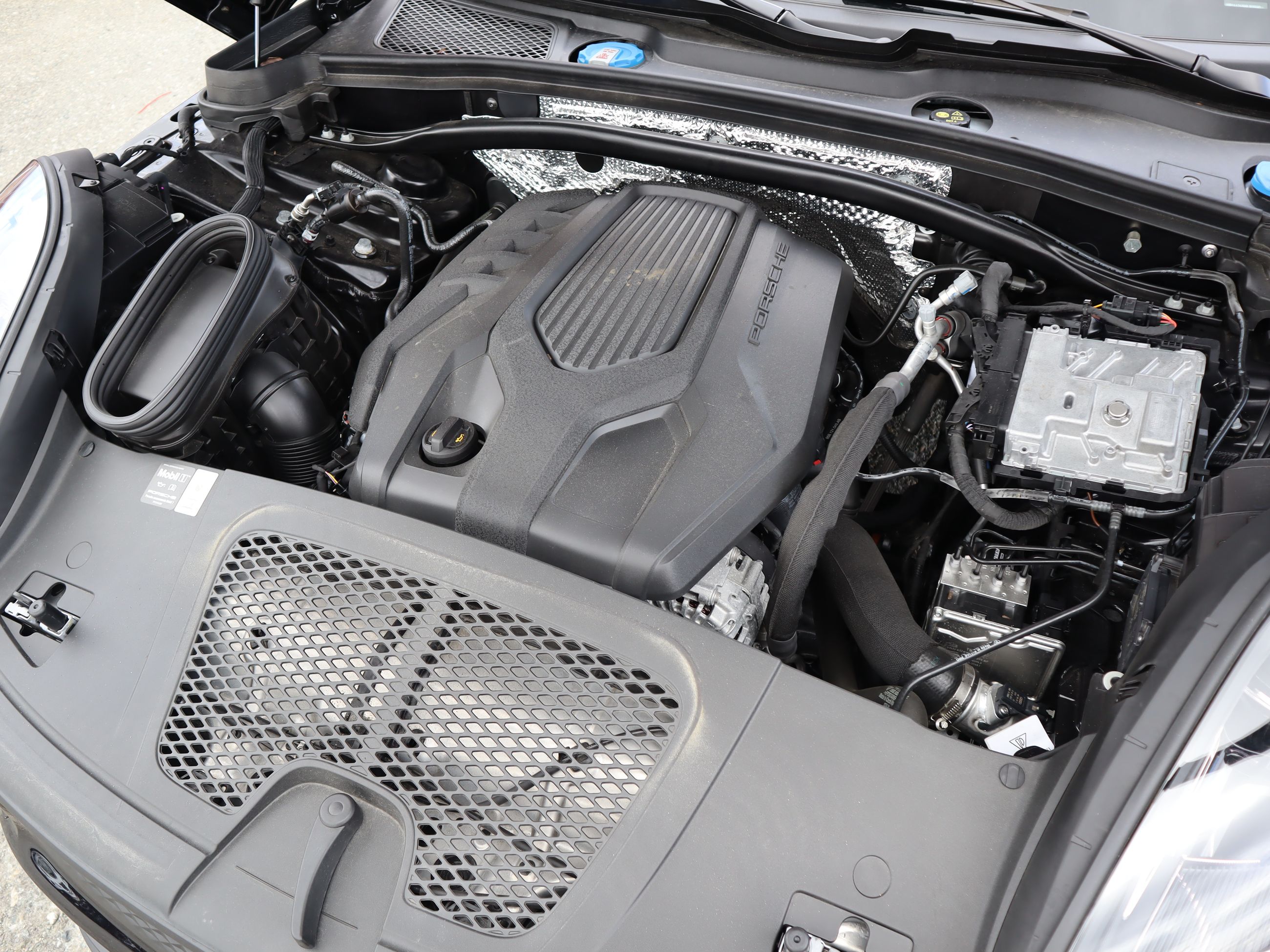 2025 Porsche Macan in Vancouver, British Columbia