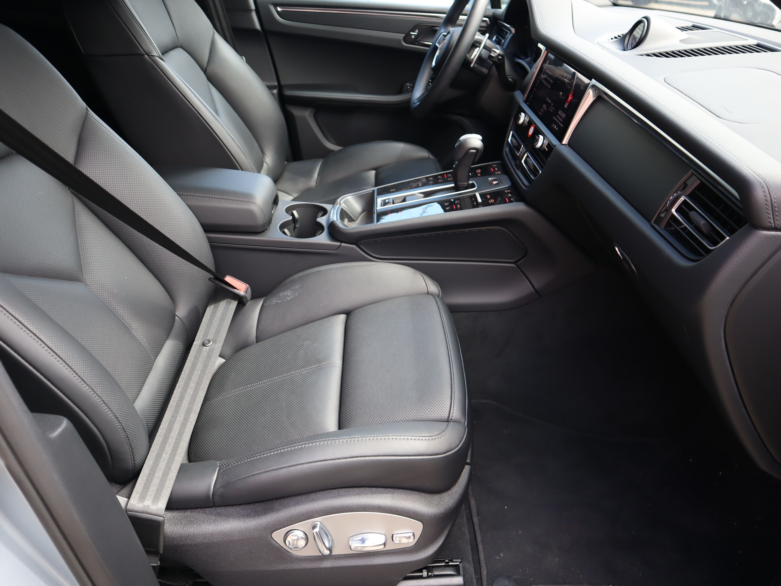 2025 Porsche Macan in Vancouver, British Columbia