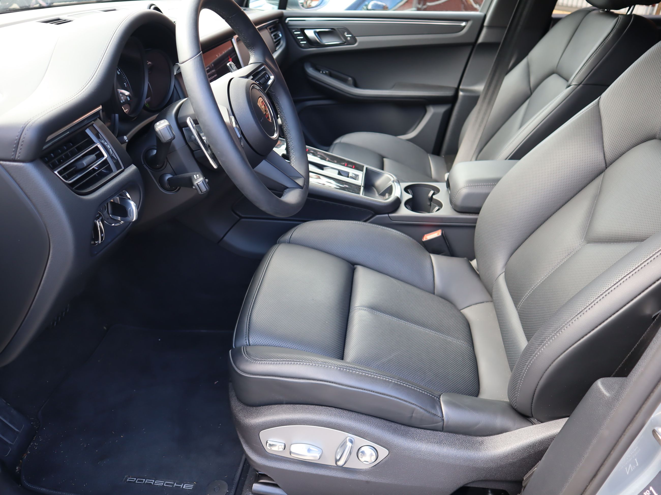 2025 Porsche Macan in Vancouver, British Columbia