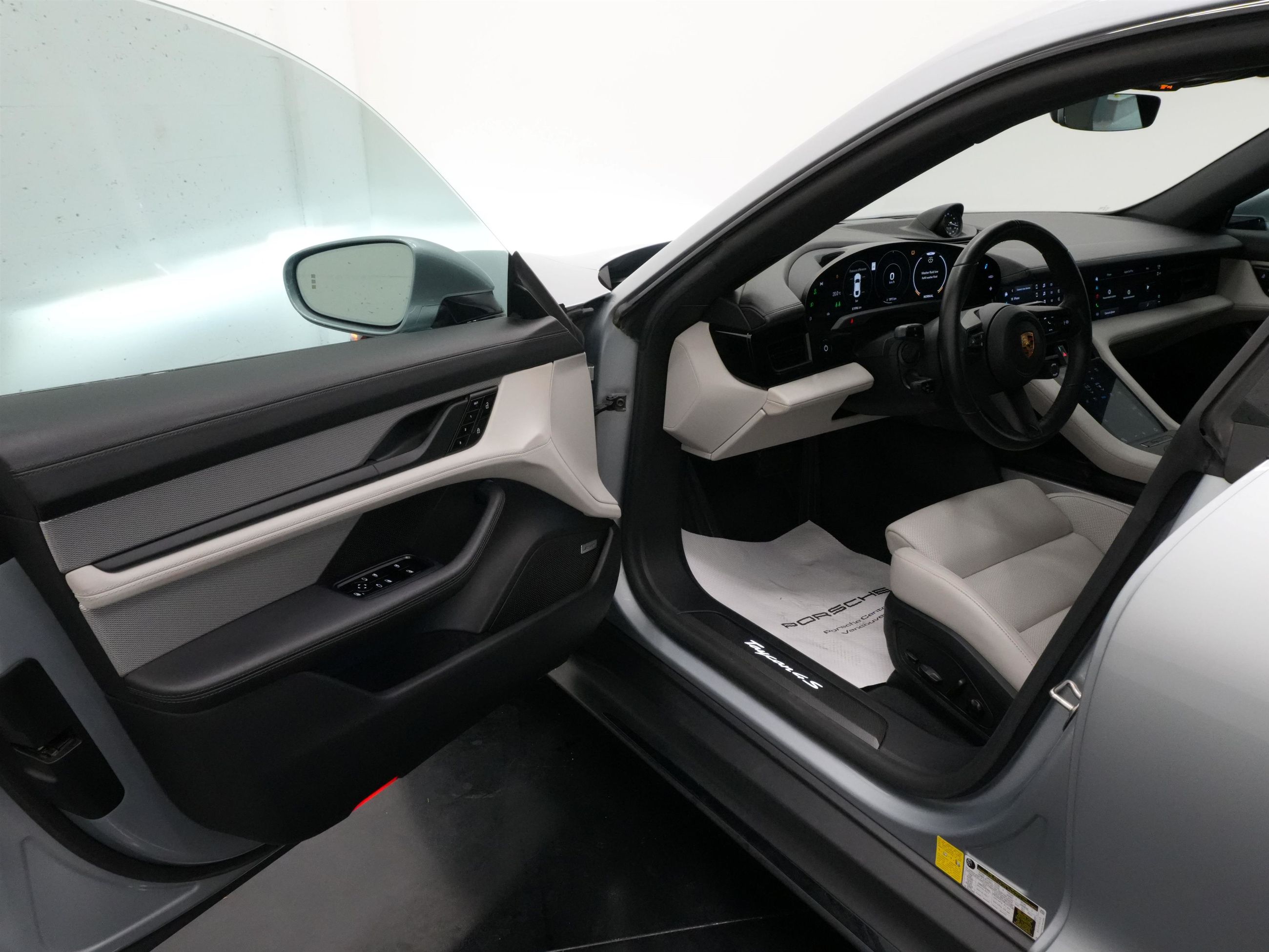Porsche Taycan  2020 à Vancouver, Colombie-Britannique