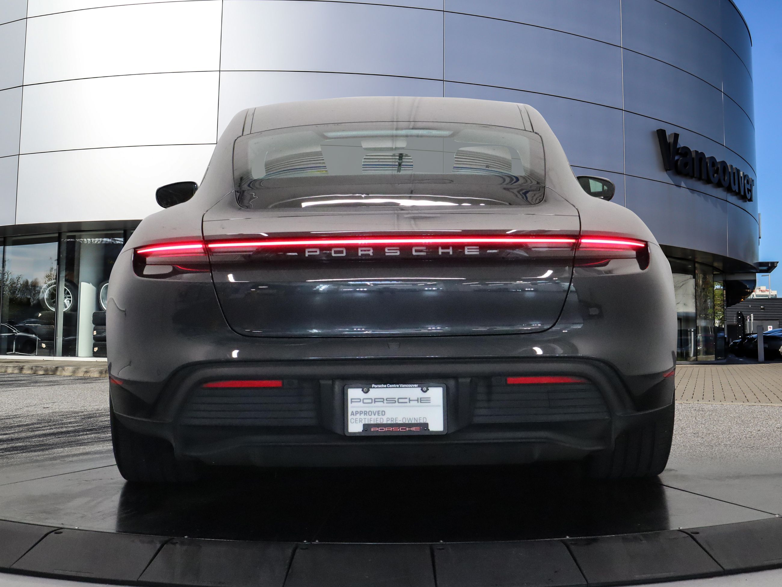 Porsche Taycan  2024 à Vancouver, Colombie-Britannique