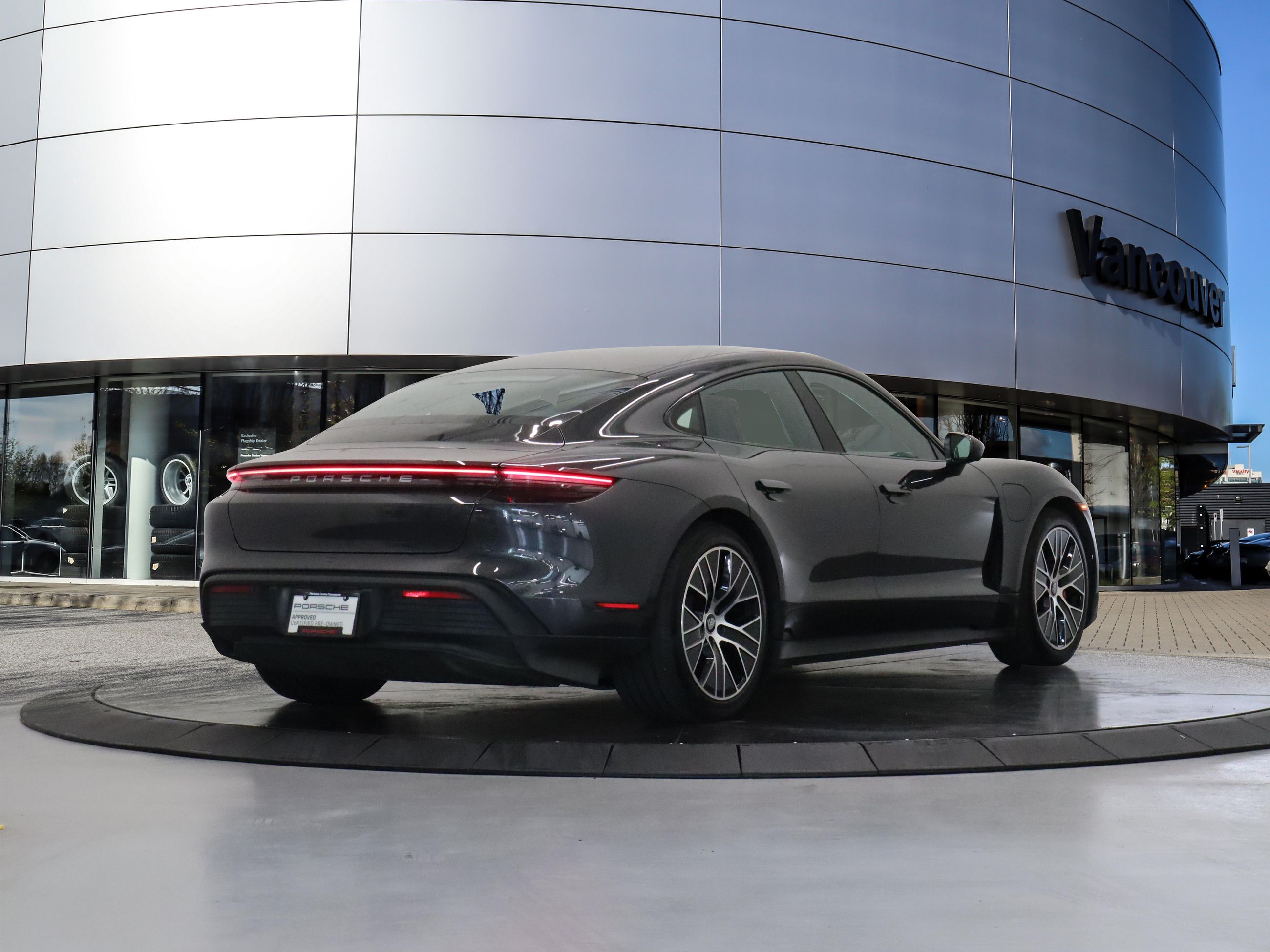 Porsche Taycan  2024 à Vancouver, Colombie-Britannique