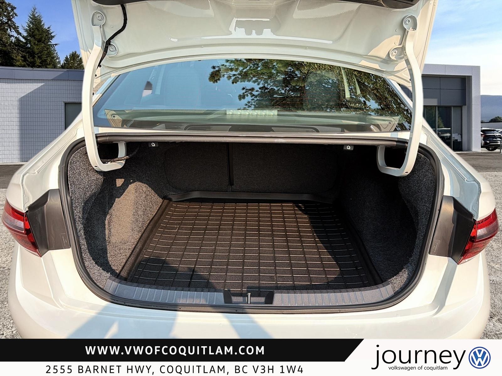 Photo 2023 Volkswagen Jetta Comfortline 1.5 T 8Sp at w/Tip #6
