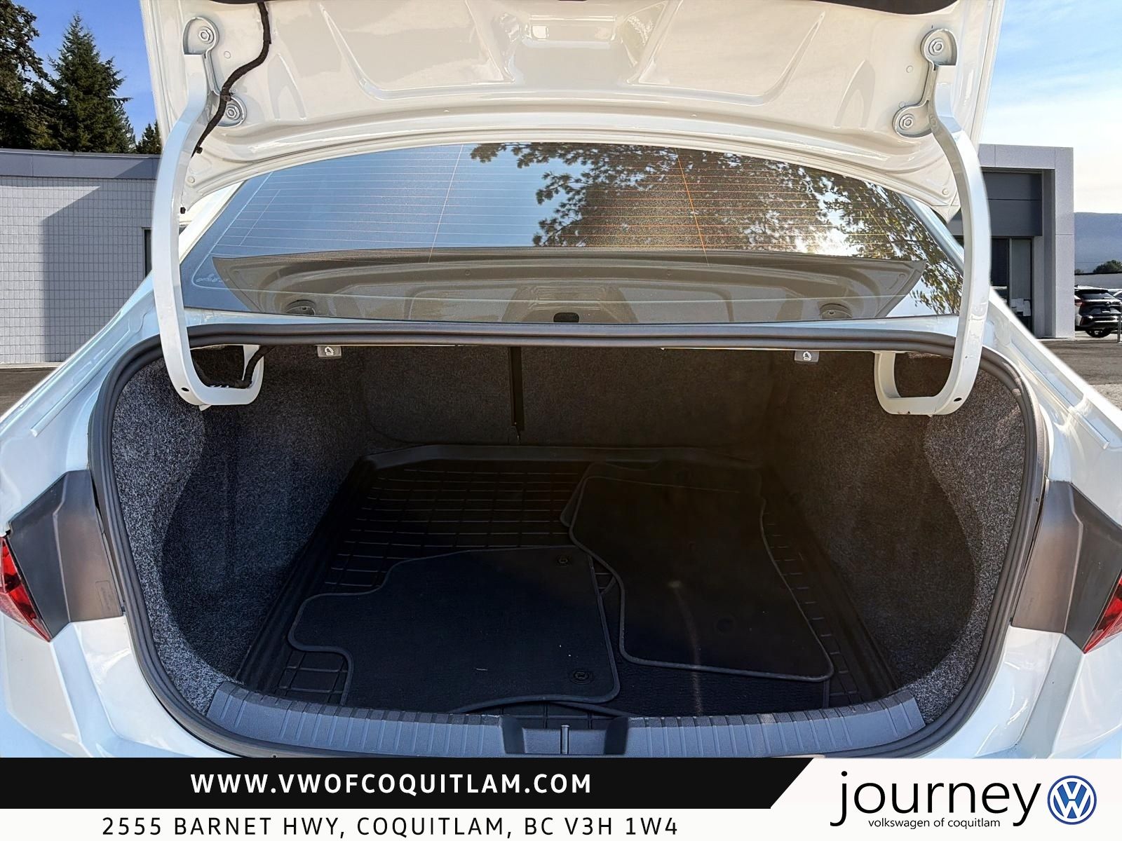 Photo 2025 Volkswagen Jetta Highline Auto #6