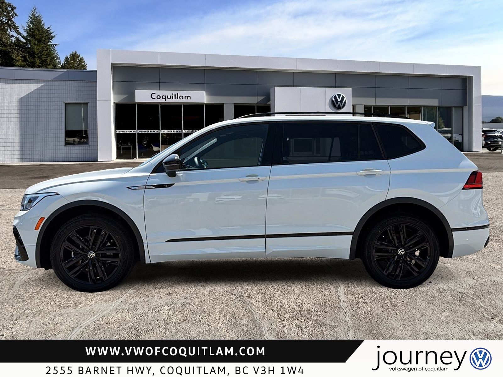 Photo 2022 Volkswagen Tiguan Comfortline R-Line Black 2.0T 8sp at w/Tip 4M #5