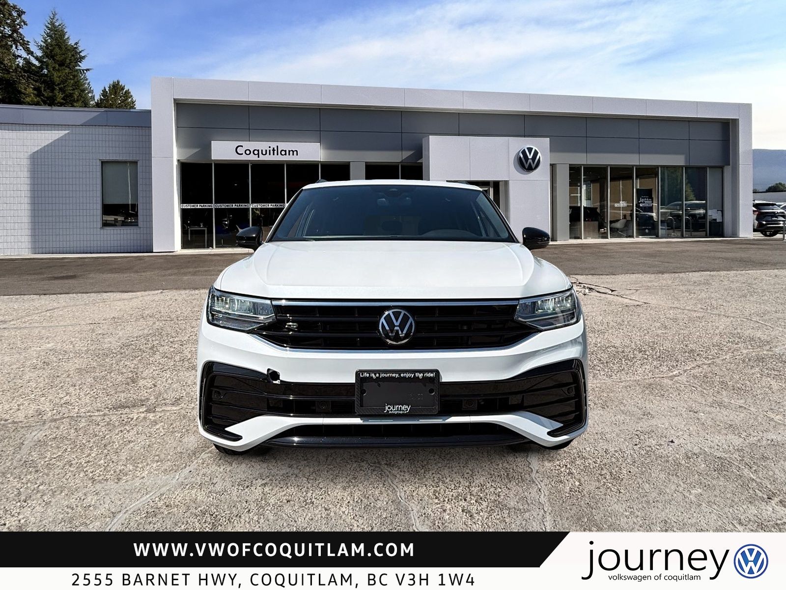 Photo 2022 Volkswagen Tiguan Comfortline R-Line Black 2.0T 8sp at w/Tip 4M #2
