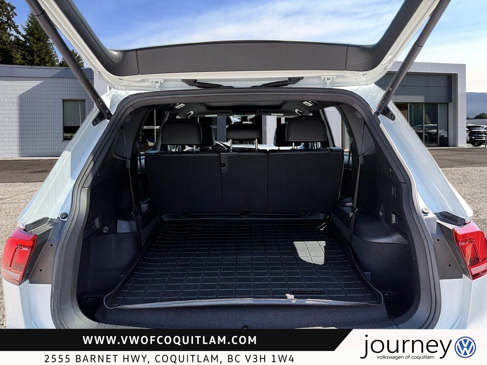 Photo 2022 Volkswagen Tiguan Comfortline R-Line Black 2.0T 8sp at w/Tip 4M #6