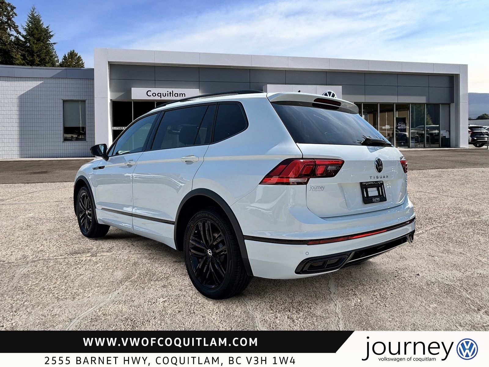 Photo 2022 Volkswagen Tiguan Comfortline R-Line Black 2.0T 8sp at w/Tip 4M #4
