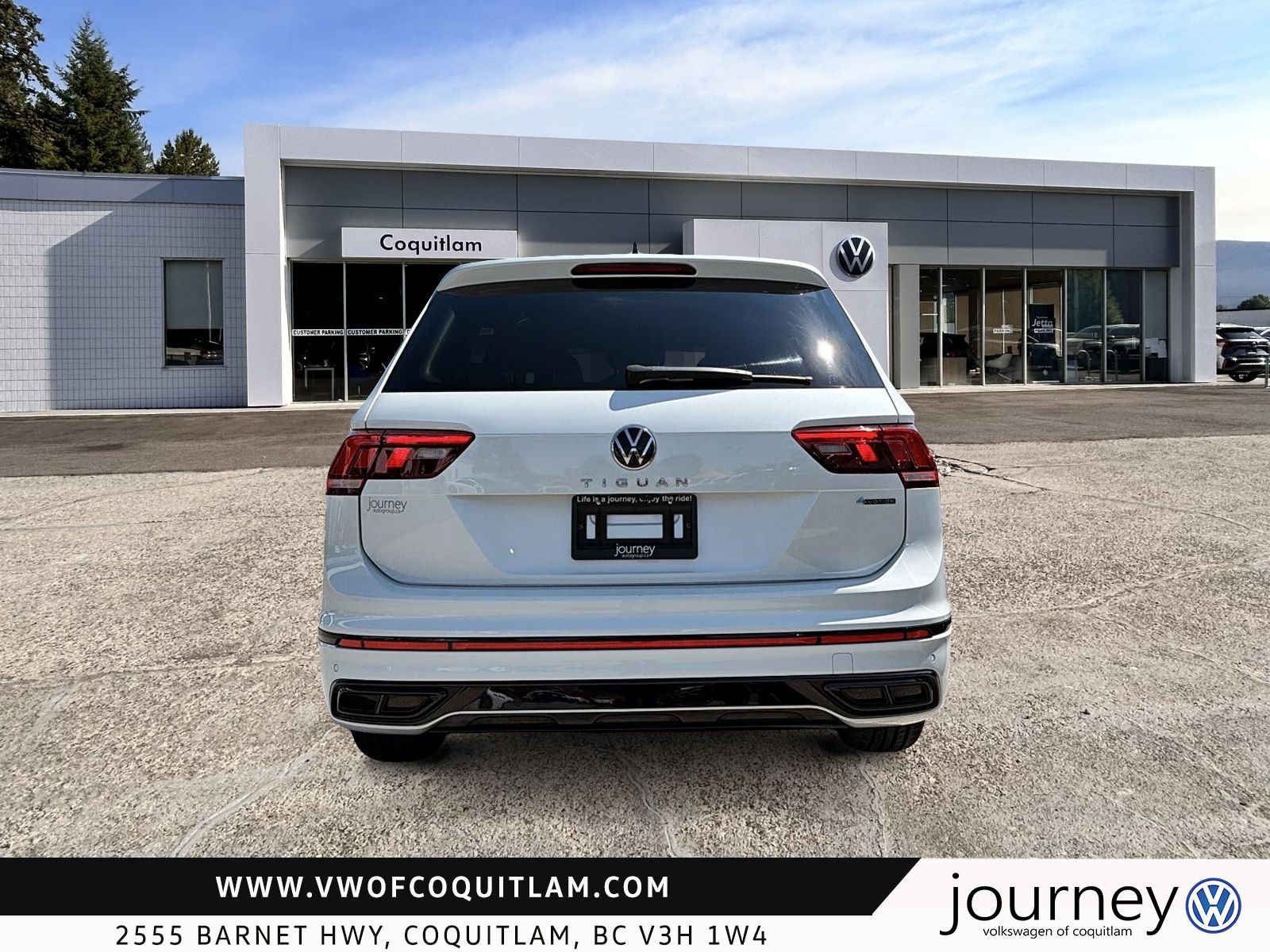 Photo 2022 Volkswagen Tiguan Comfortline R-Line Black 2.0T 8sp at w/Tip 4M #3