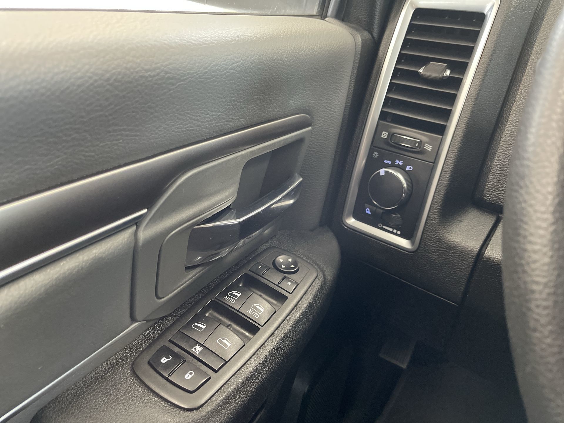 2023 Ram RAM 1500 Classic Crew Cab 4x4 (DS)