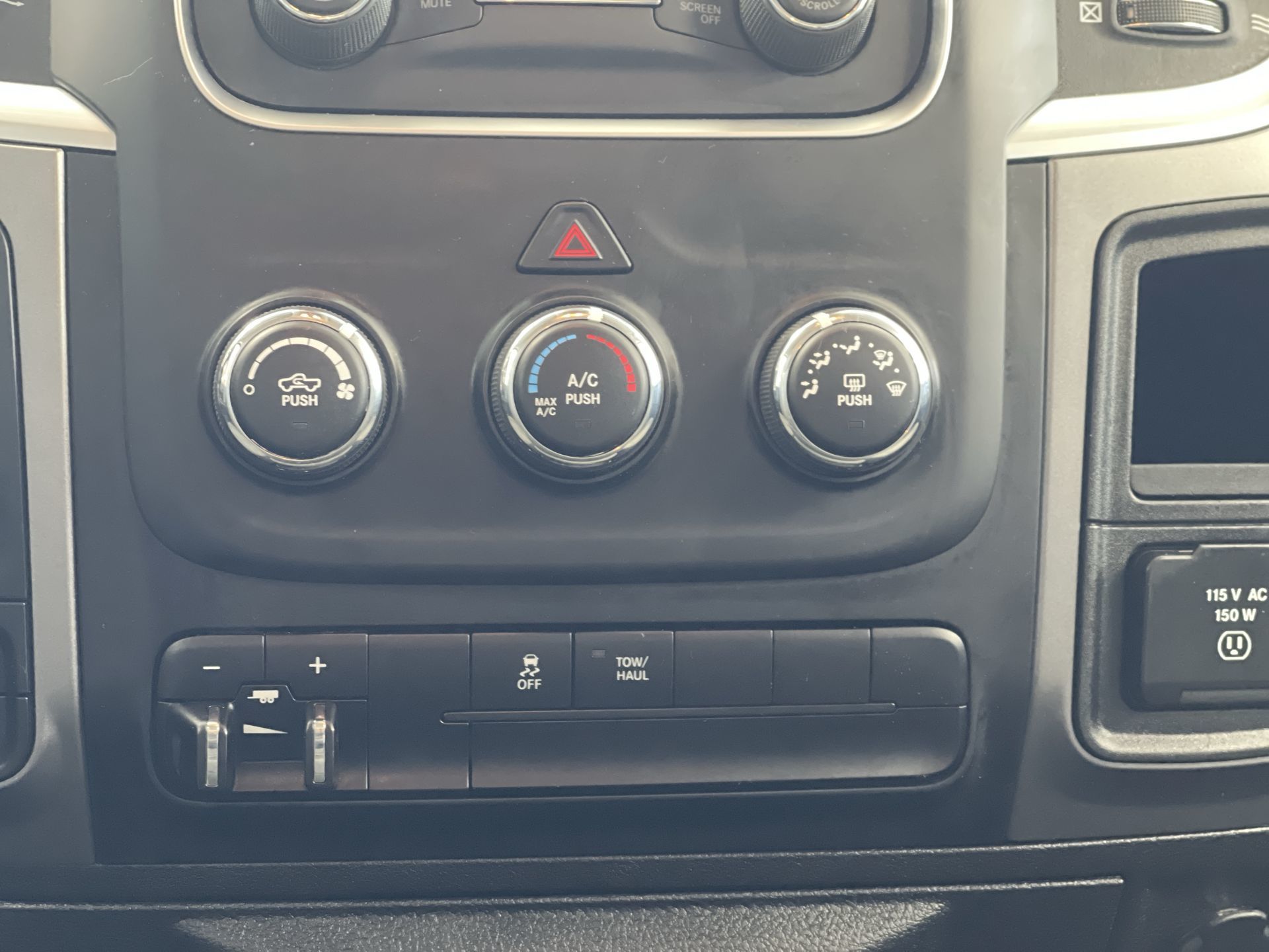 2023 Ram RAM 1500 Classic Crew Cab 4x4 (DS)