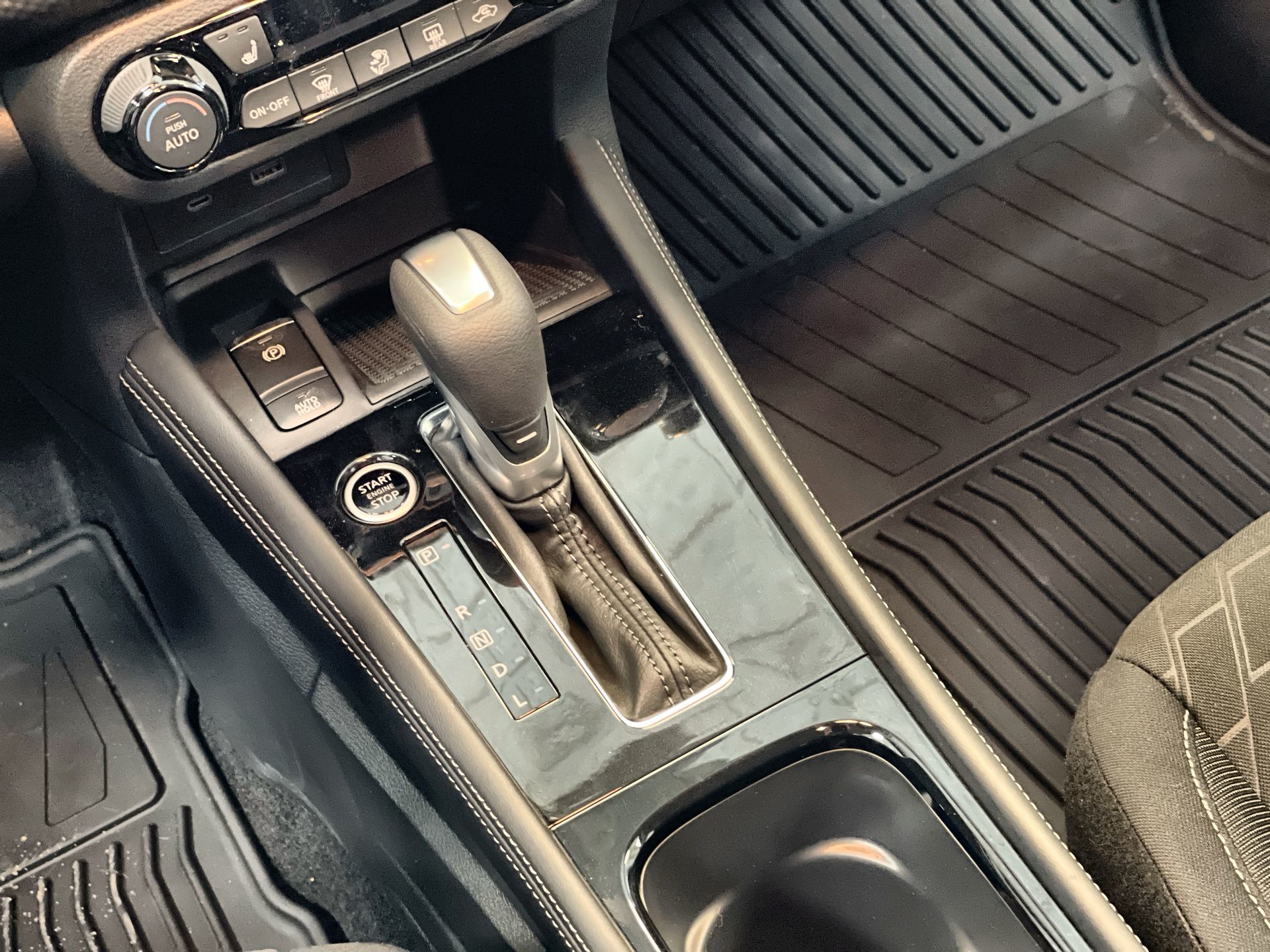 2025 Nissan Kicks Play