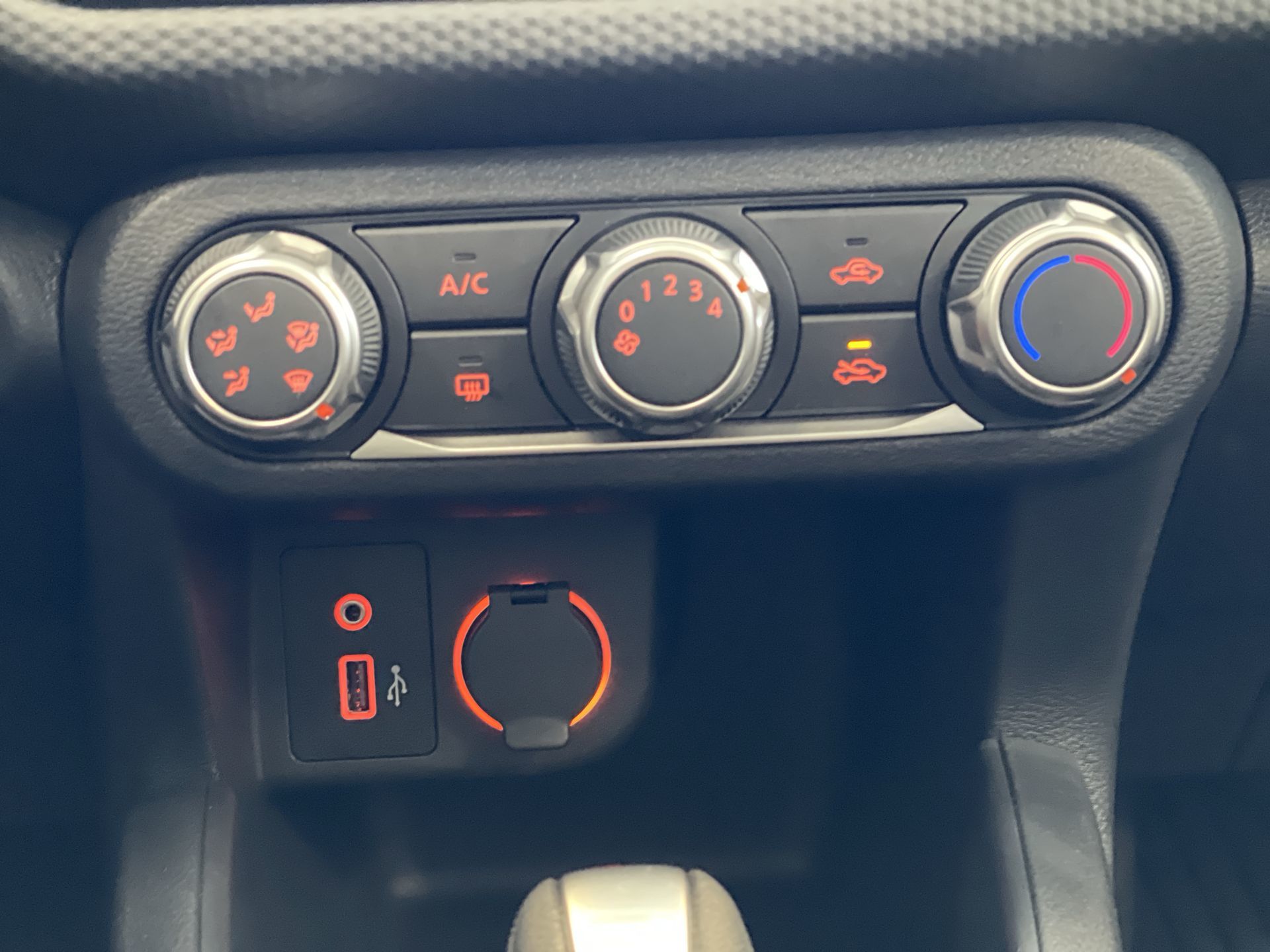 2025 Nissan Kicks Play
