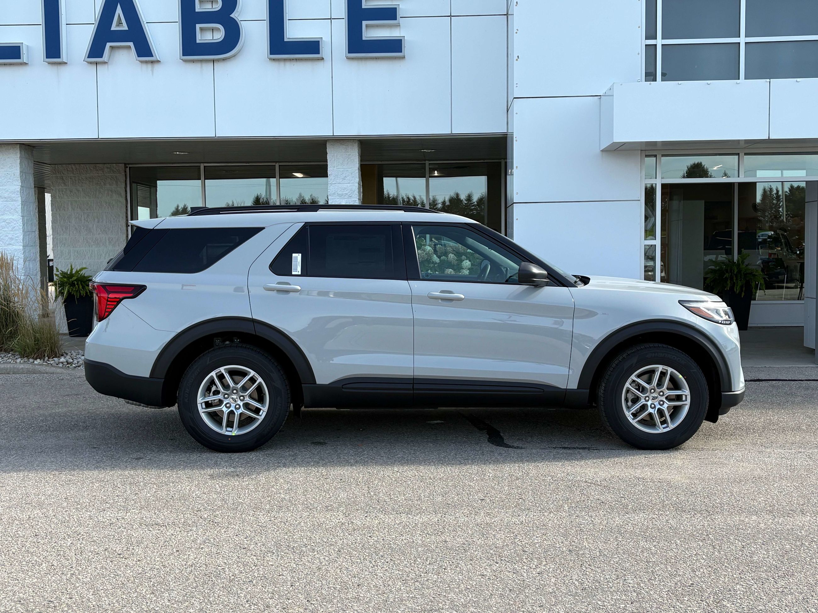 Photo 2027 Ford Explorer Active #3