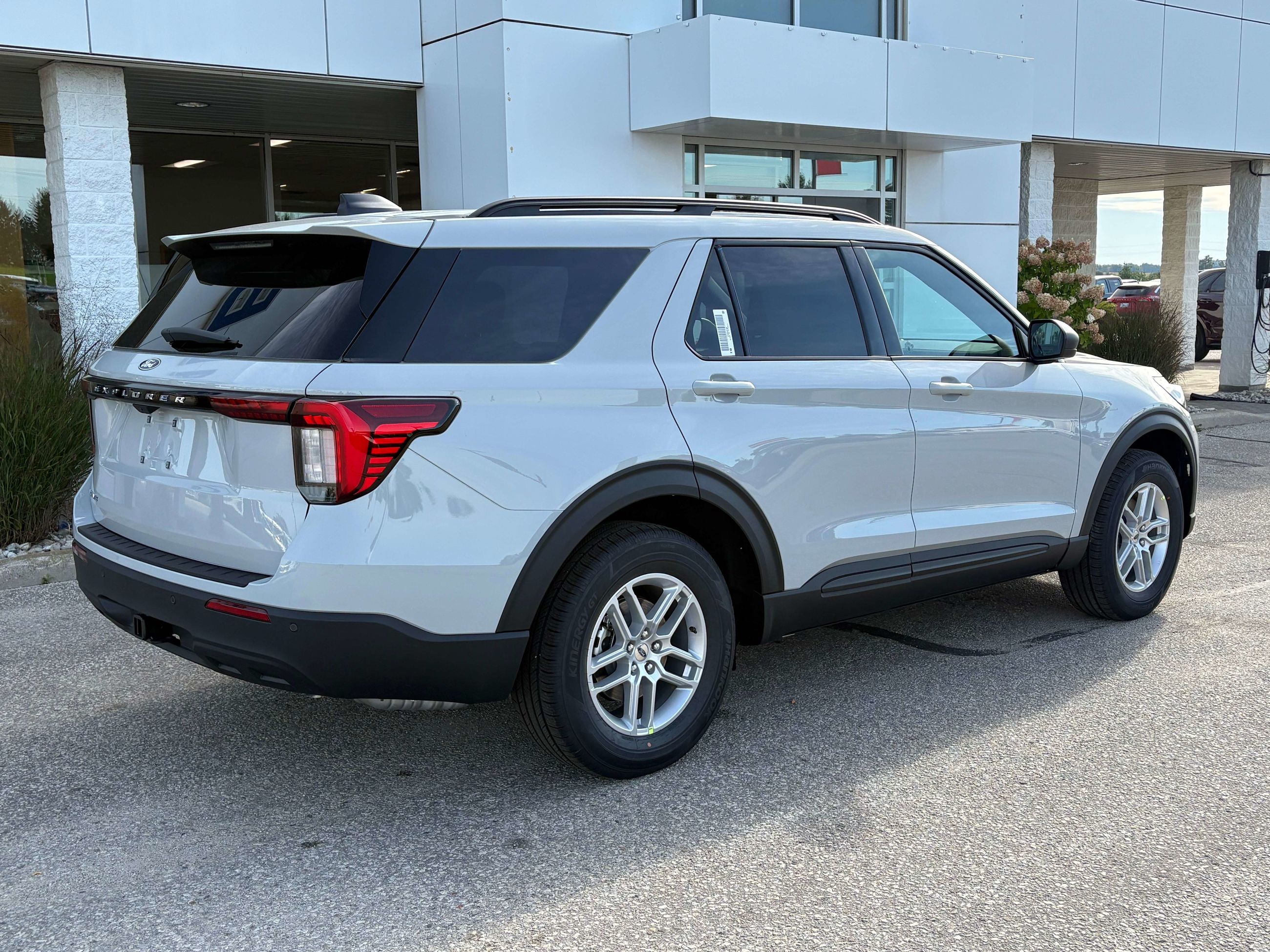 Photo 2027 Ford Explorer Active #4
