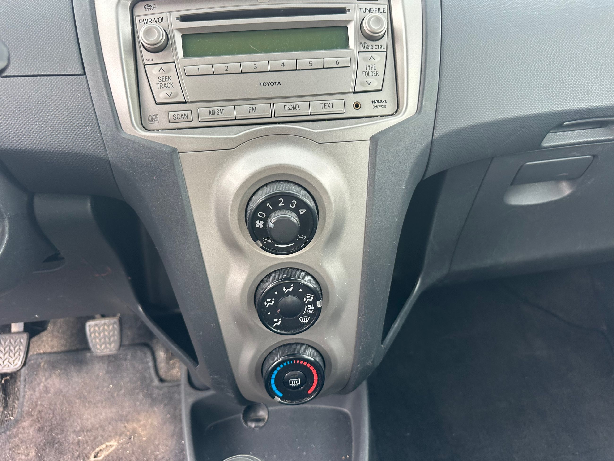 Toyota Yaris 2010 — photo 7