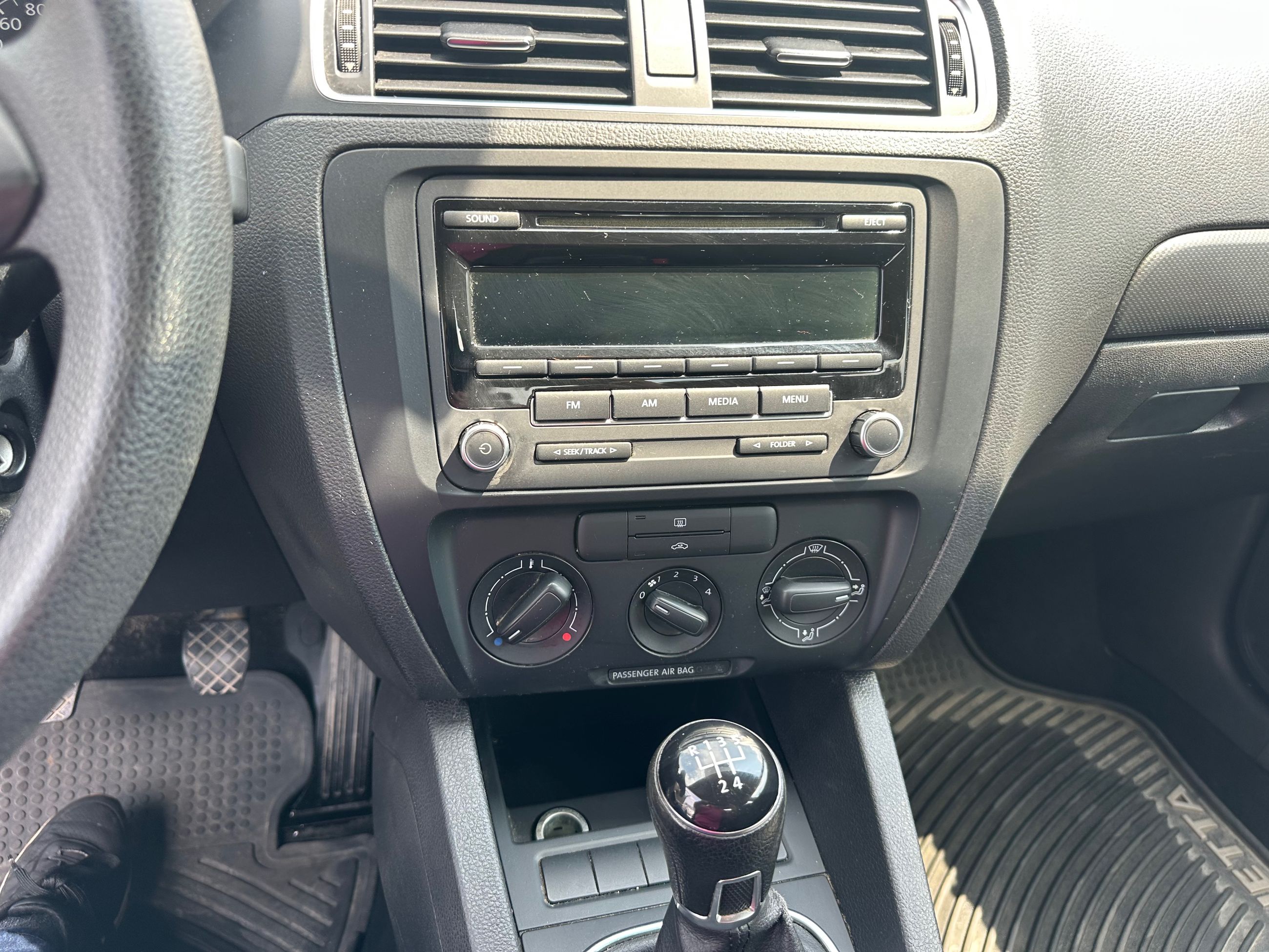 Volkswagen Jetta Sedan 2012 — photo 4