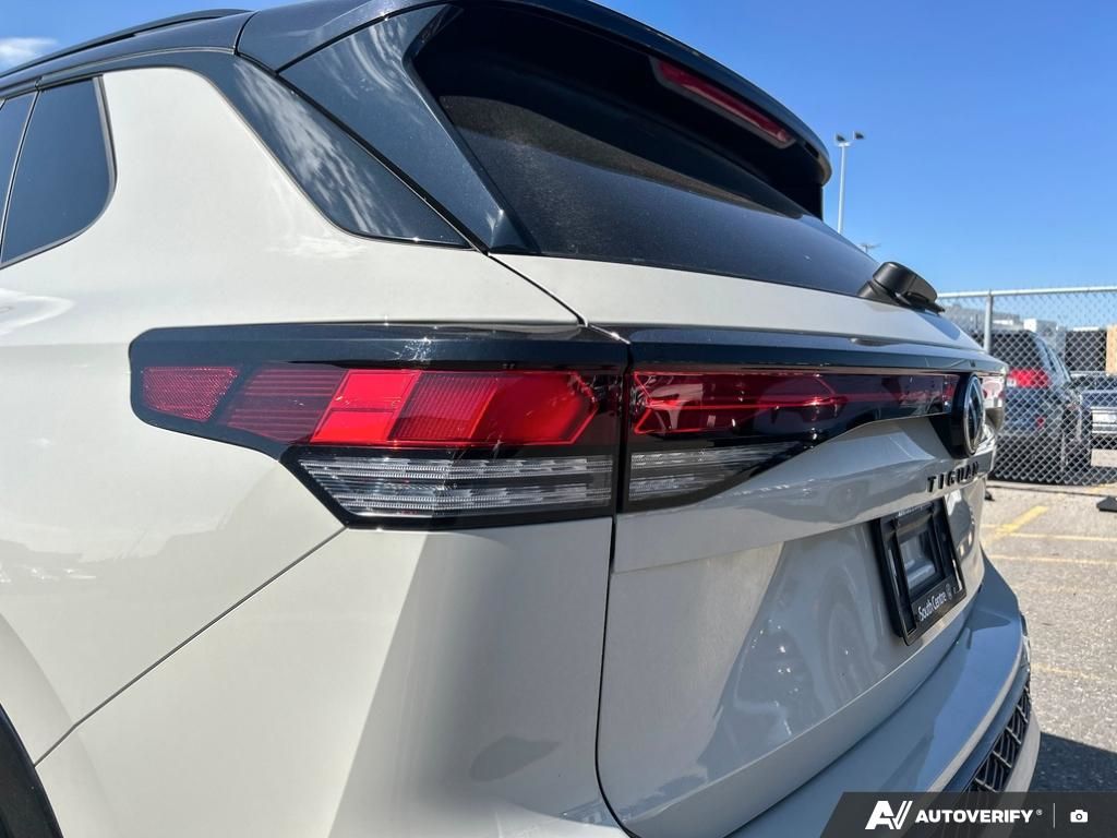 Photo 2025 Volkswagen Tiguan Comfortline R-Line Black Edition #8