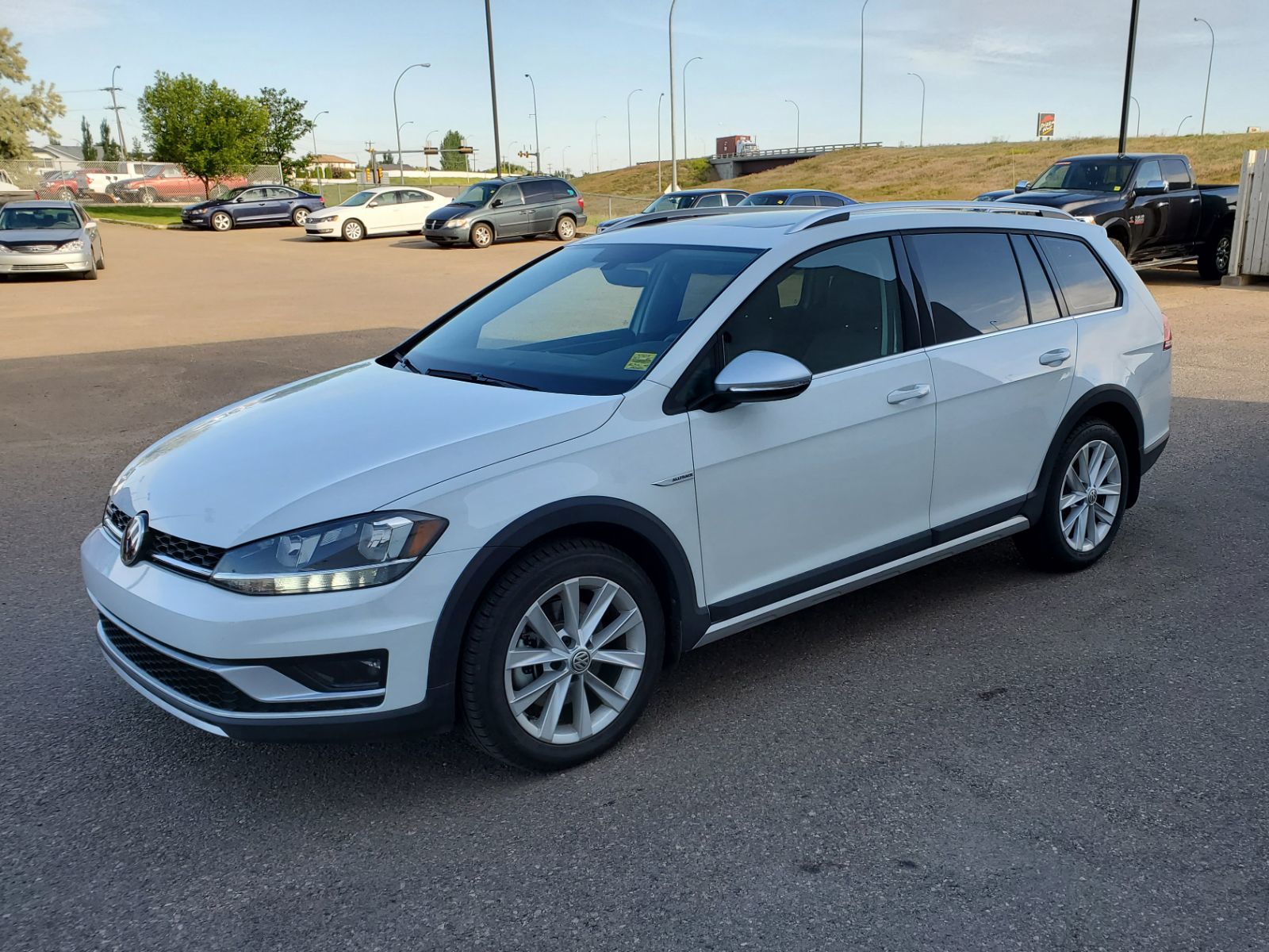 Used 2019 Volkswagen Golf Alltrack 1 8 Tsi Highline 4motion Leather Sunroof Pure White 1 867 Km For Sale 28900 0 Southland Volkswagen M19217a