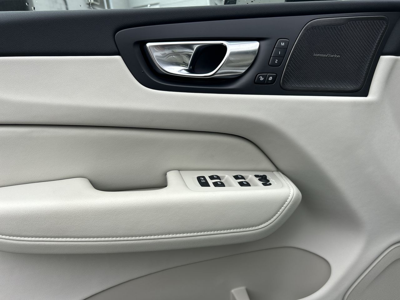 2025 Volvo XC60 Plug-In Hybrid