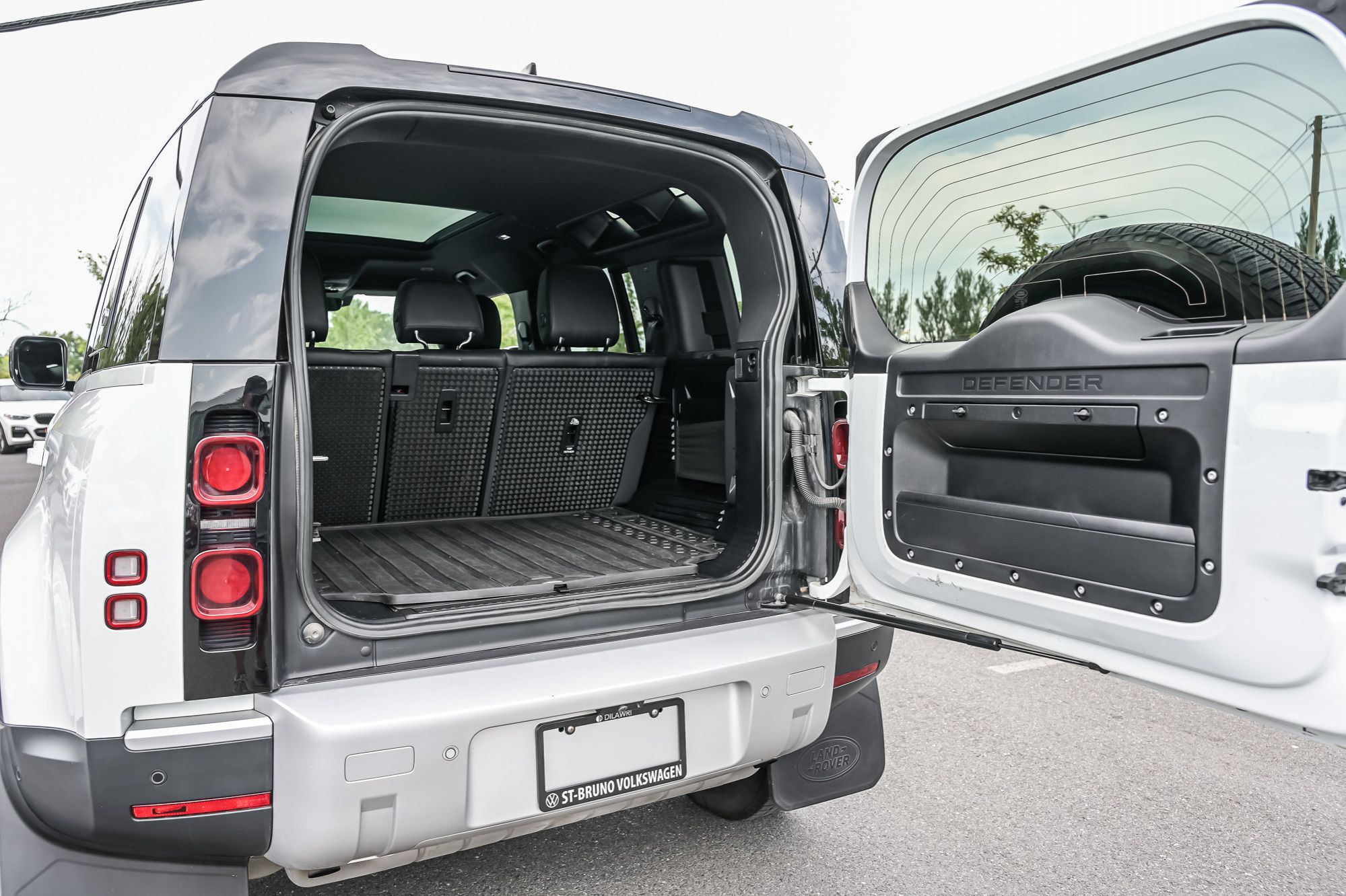 2023 Land Rover Defender in Saint-Bruno-de-Montarville, Quebec