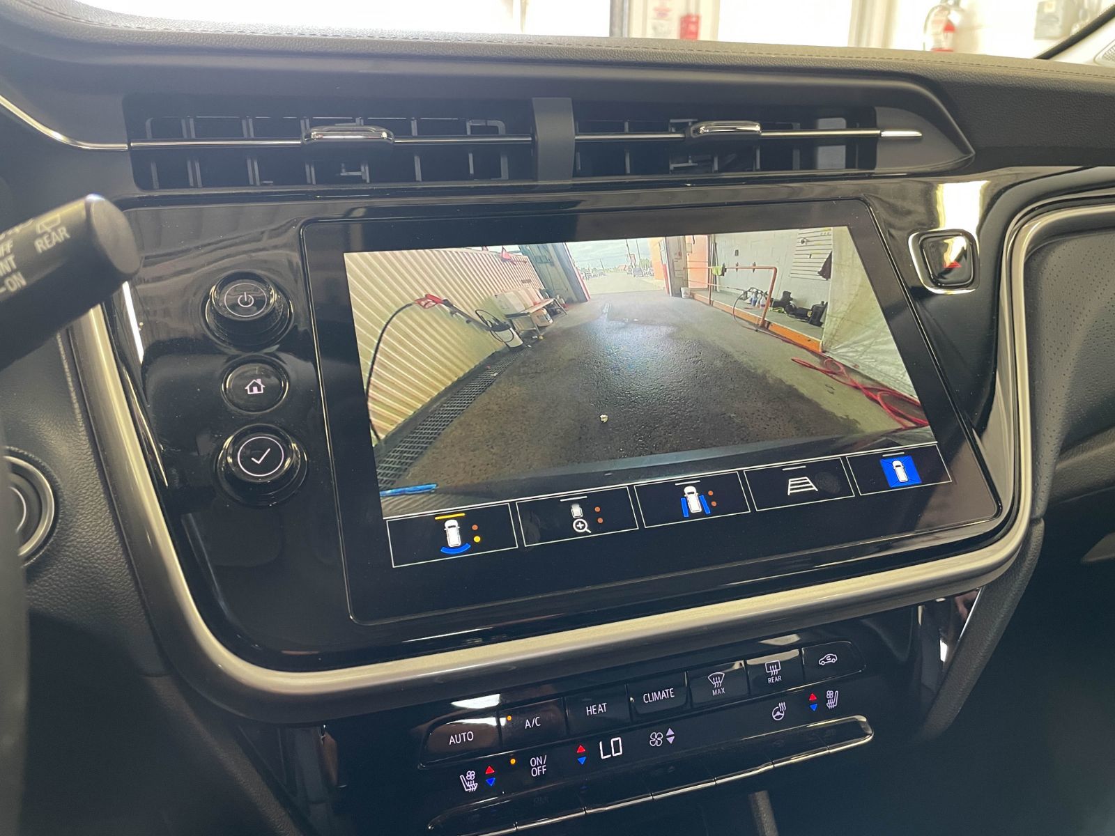 Chevrolet Bolt EUV 2023 — photo 8