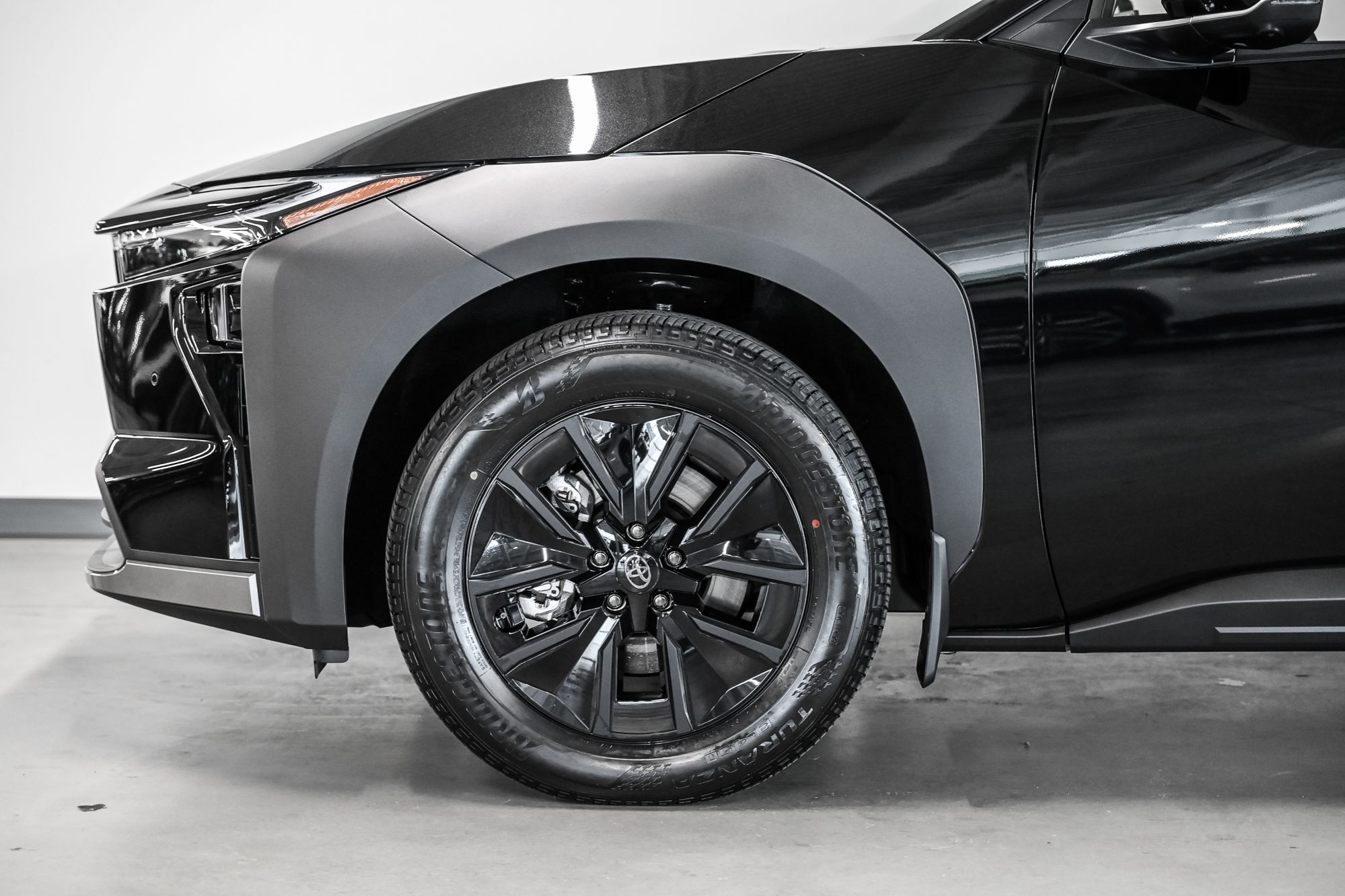 Photo Toyota BZ Woodland Premium Package with All- Terrain Tire 2026 #3