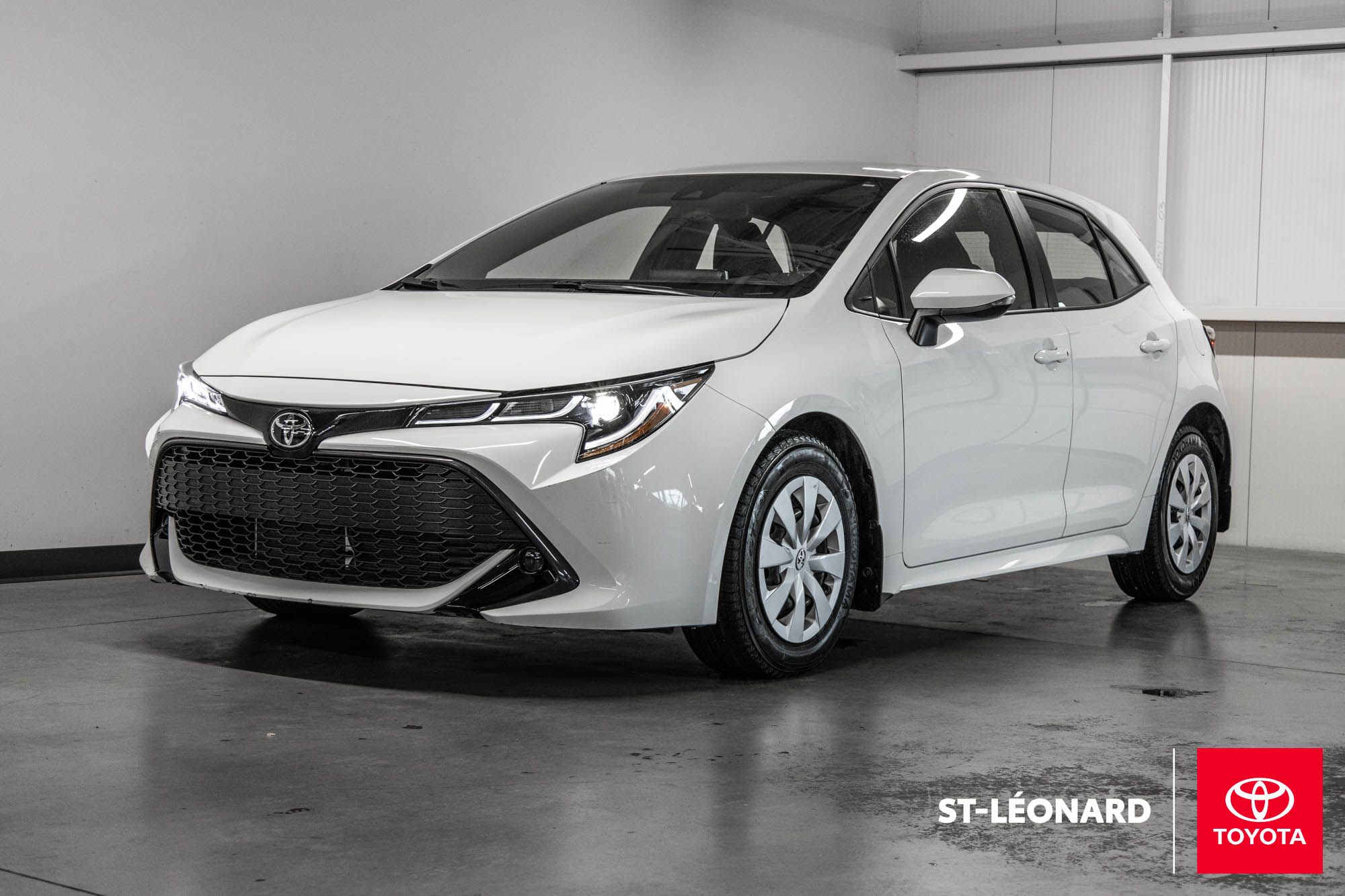 Photo 2022 Toyota Corolla Hatchback Base #1