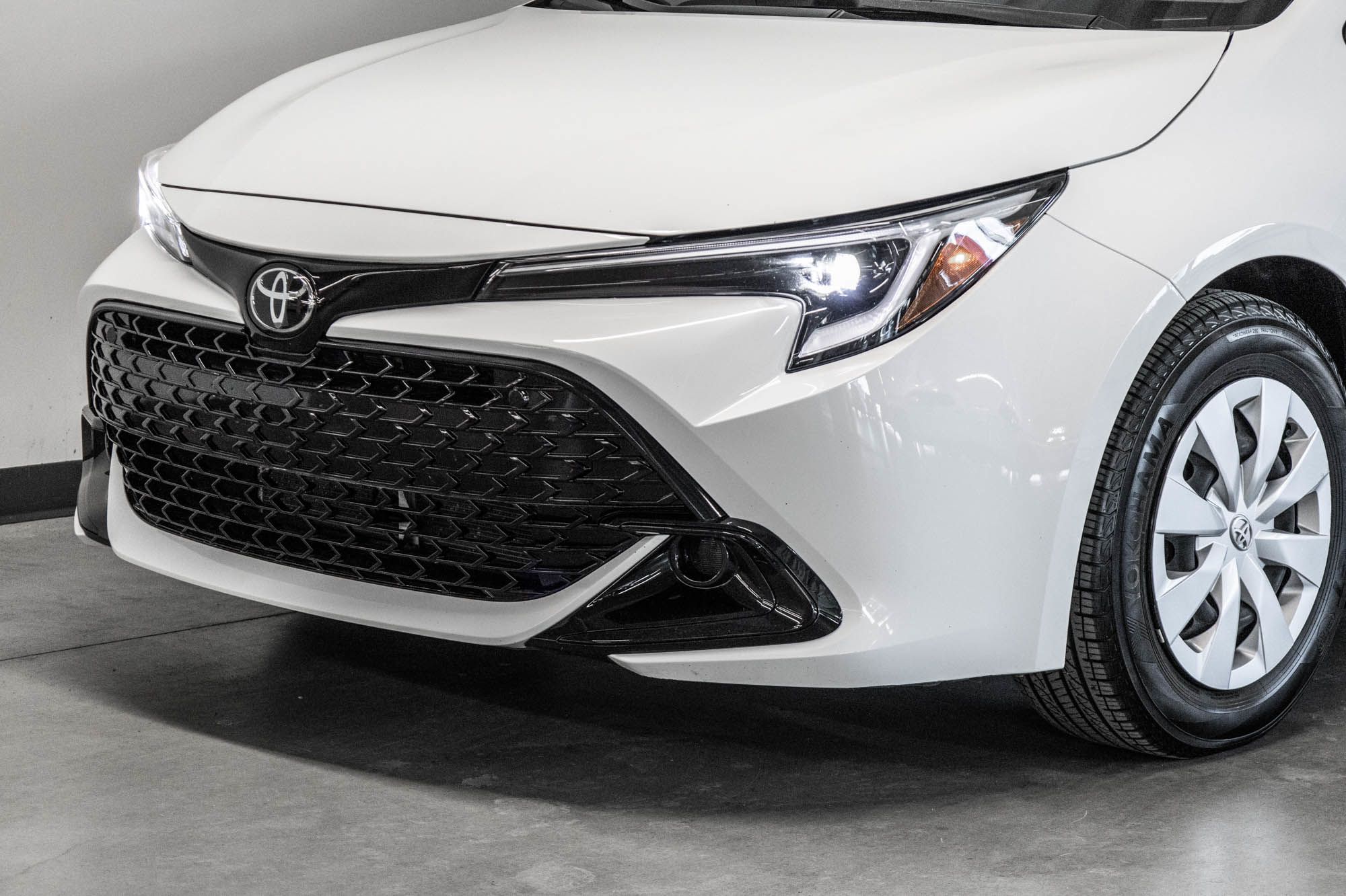 Photo 2023 Toyota Corolla Hatchback Base #3